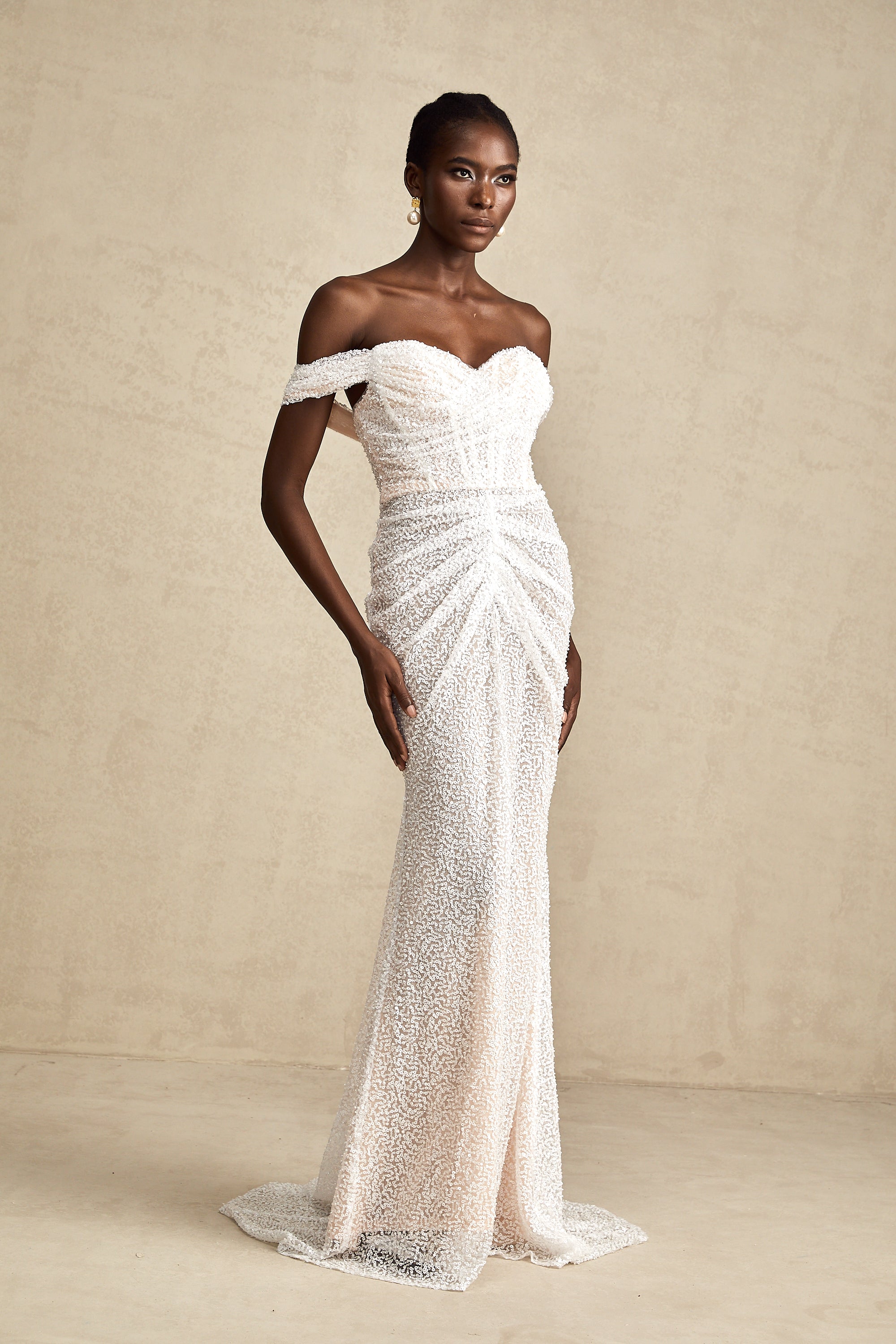 فستان مارجوت ماكسي أبيض مزين بدون أكتاف