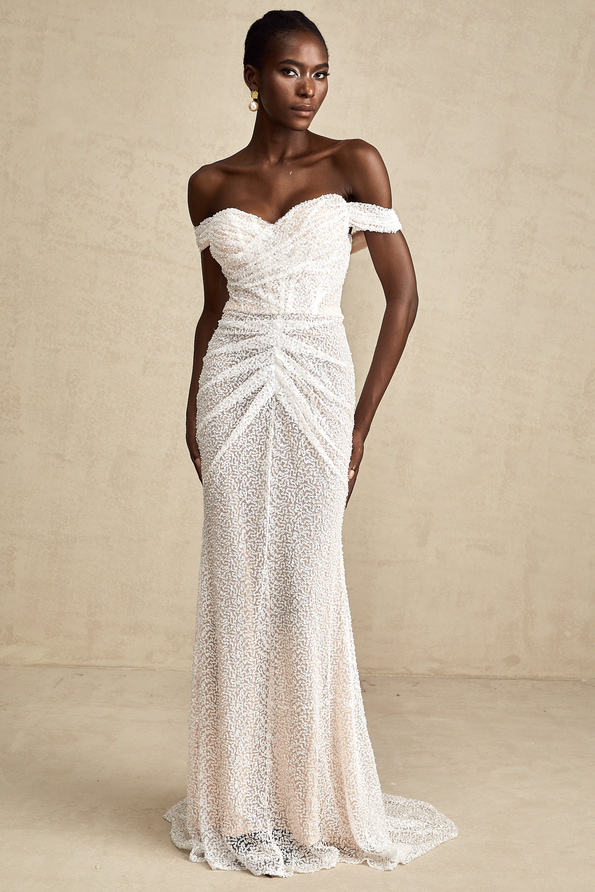 فستان مارجوت ماكسي أبيض مزين بدون أكتاف