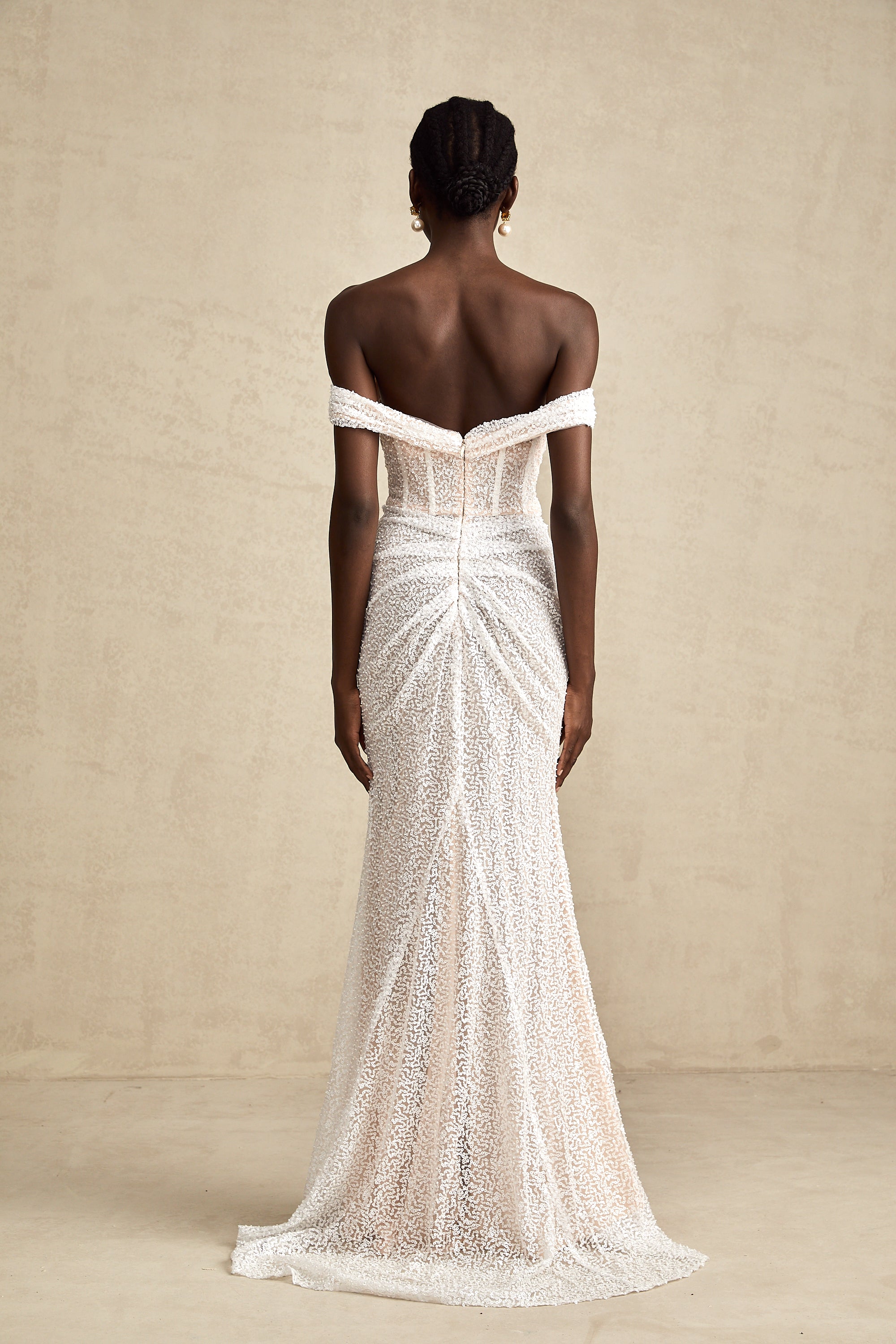 فستان مارجوت ماكسي أبيض مزين بدون أكتاف