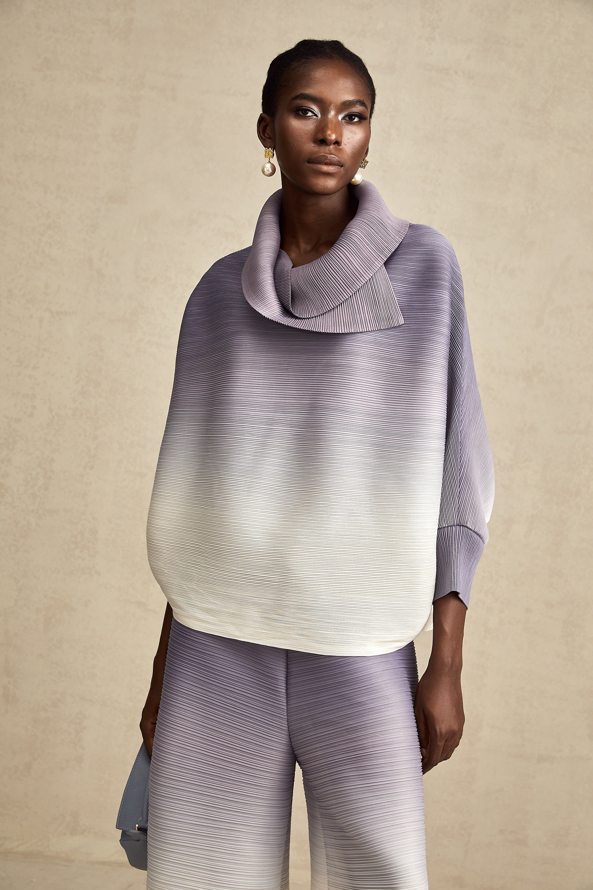 طقم بلوزة وبنطلون متناسقان من Agathe باللون الأرجواني المتدرج