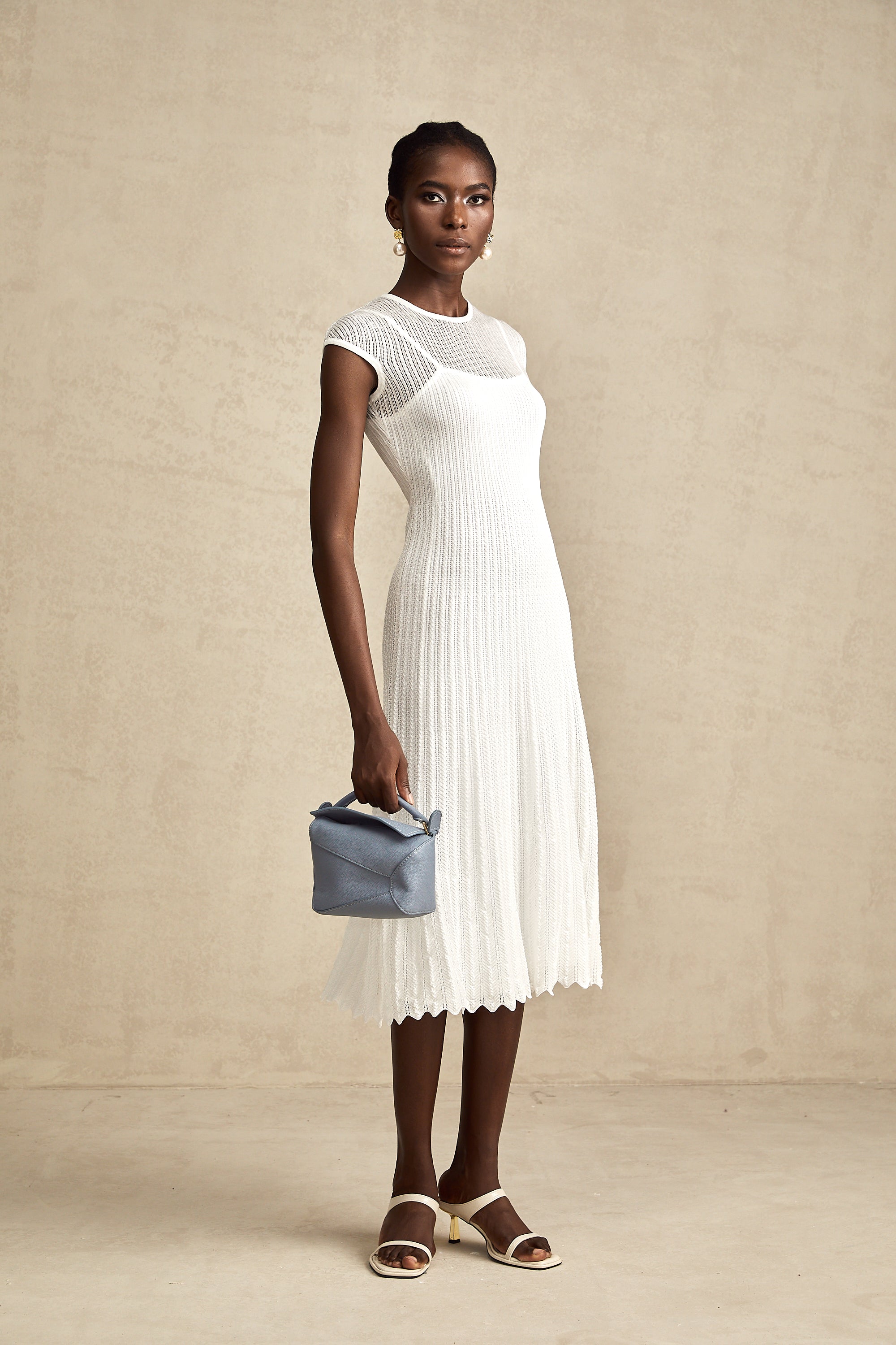 فستان ليان متوسط الطول شفاف بحاشية صدفية باللون الأبيض