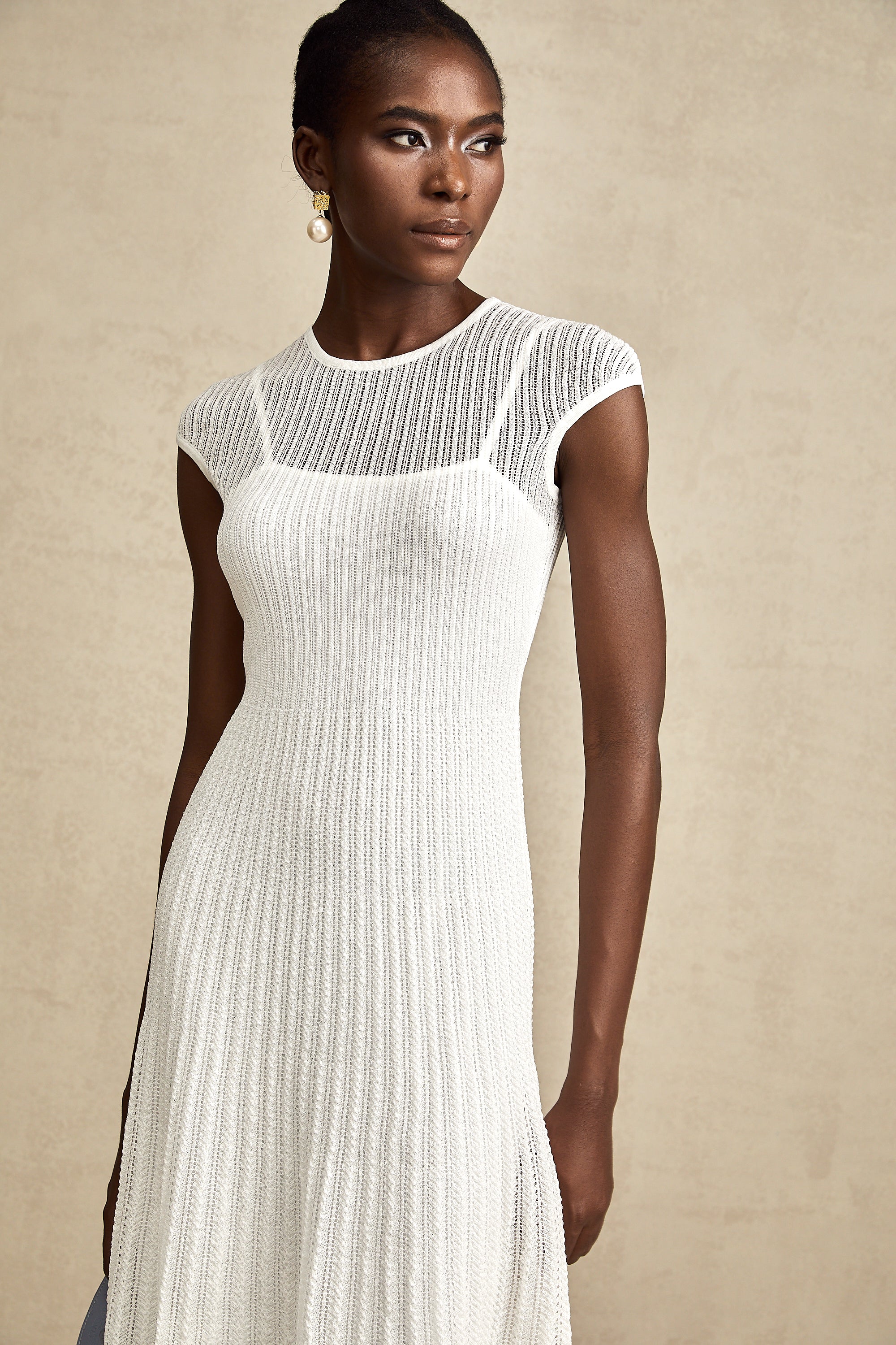 فستان ليان متوسط الطول شفاف بحاشية صدفية باللون الأبيض