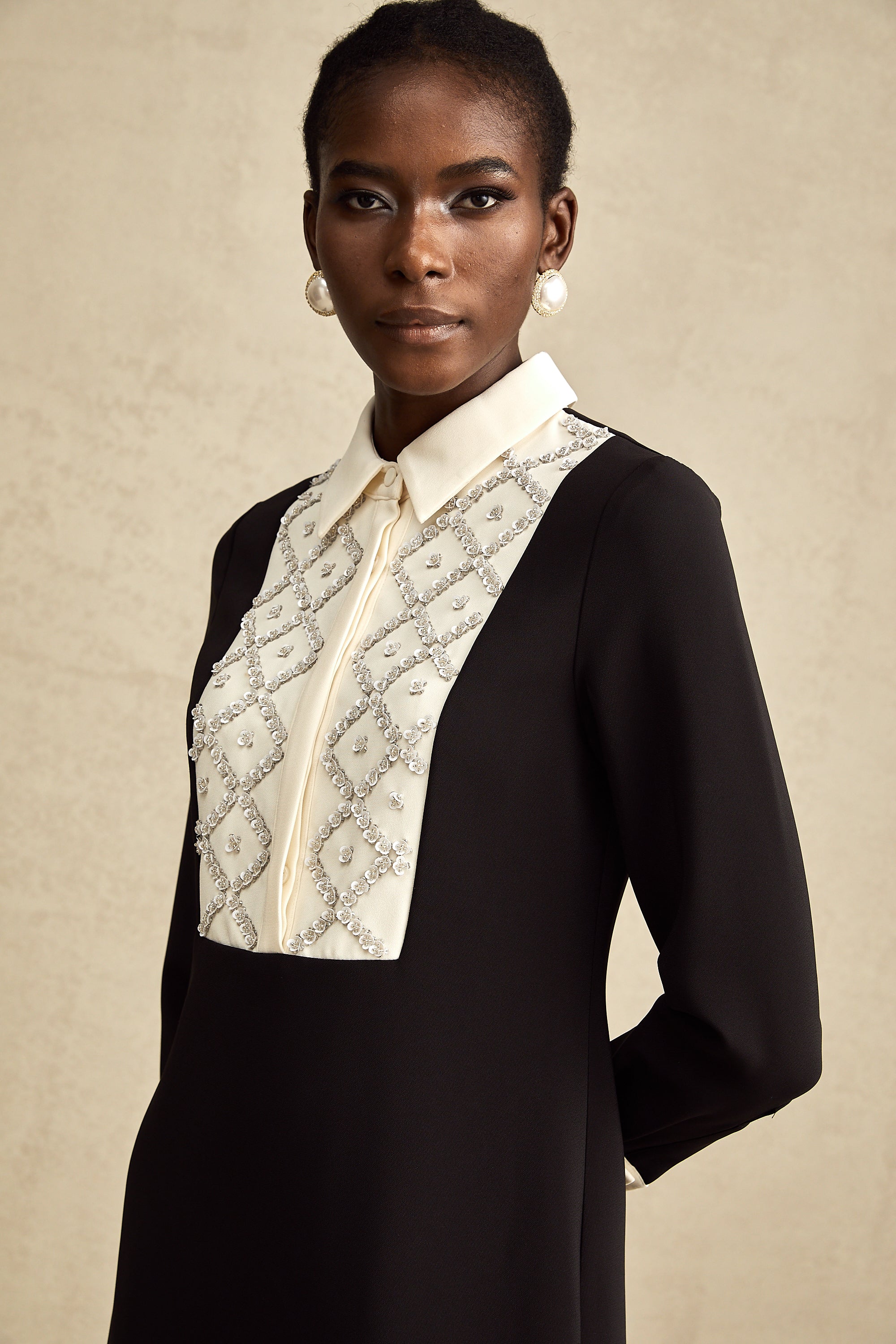 فستان قصير مزين بألوان متباينة من Esmée