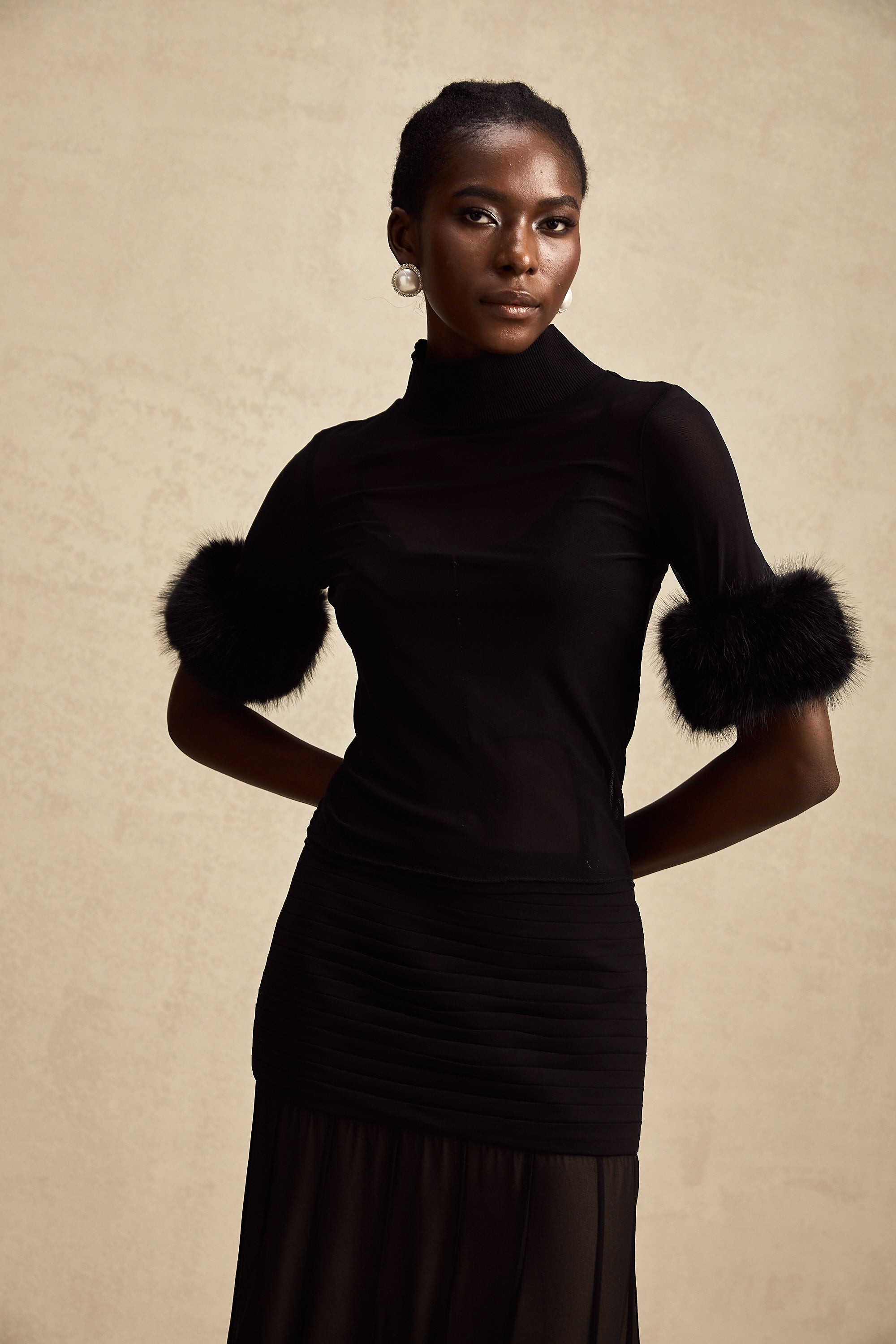بلوزة من التول المصنوع من الفرو الصناعي باللون الأسود من Ségolène