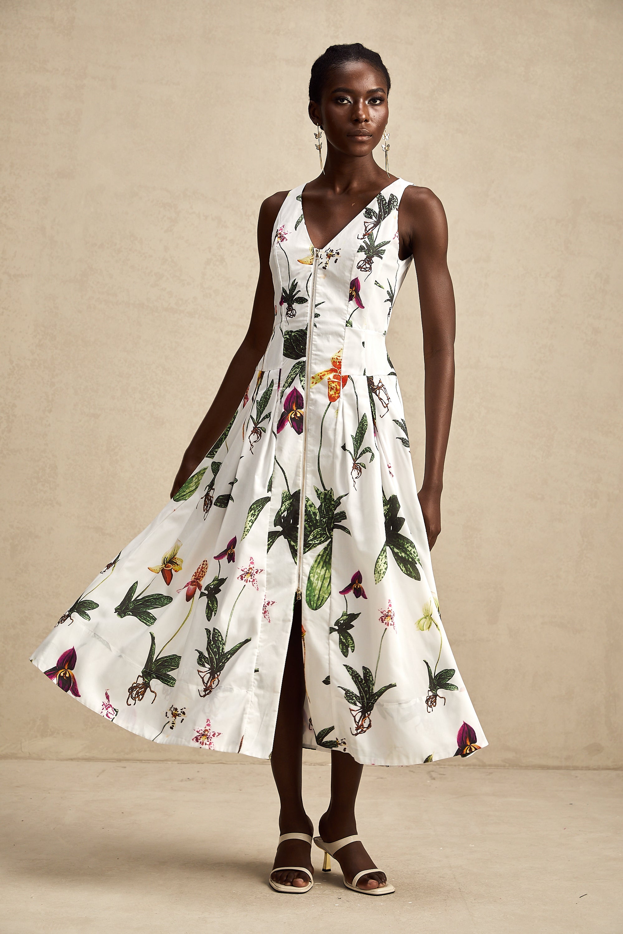 فستان متوسط الطول من قماش البوبلين بطبعة زهور ورقبة على شكل حرف V من تصميم Magali