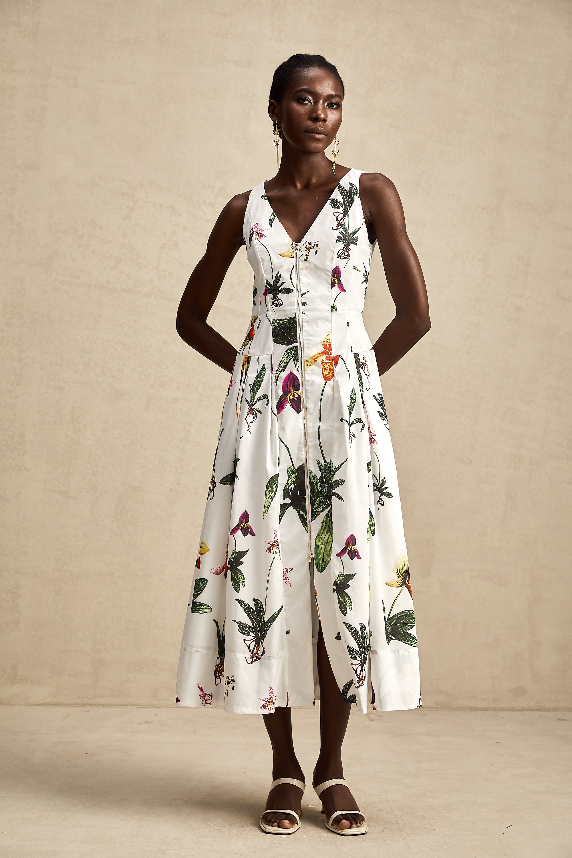 فستان متوسط الطول من قماش البوبلين بطبعة زهور ورقبة على شكل حرف V من تصميم Magali