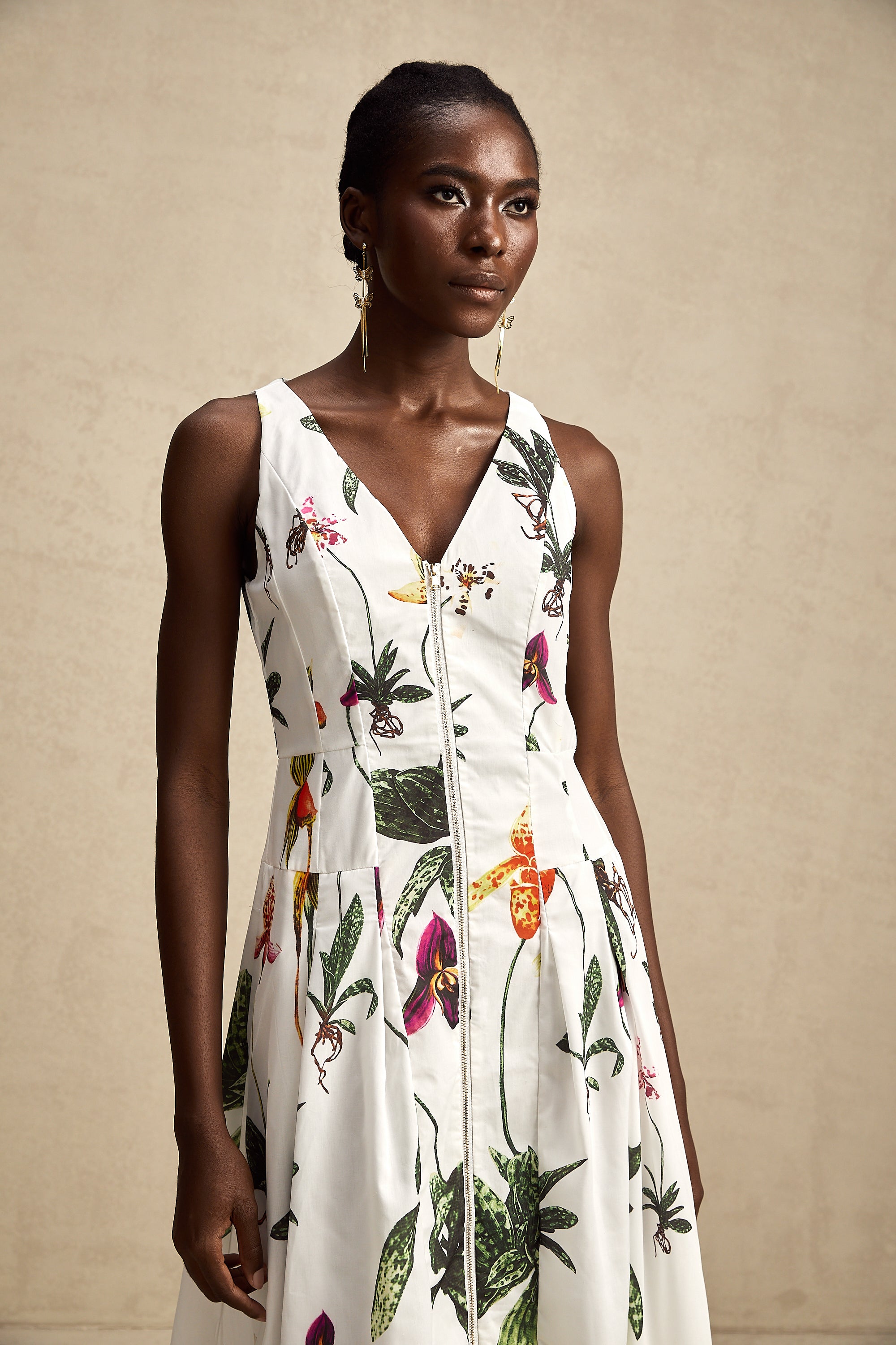 فستان متوسط الطول من قماش البوبلين بطبعة زهور ورقبة على شكل حرف V من تصميم Magali