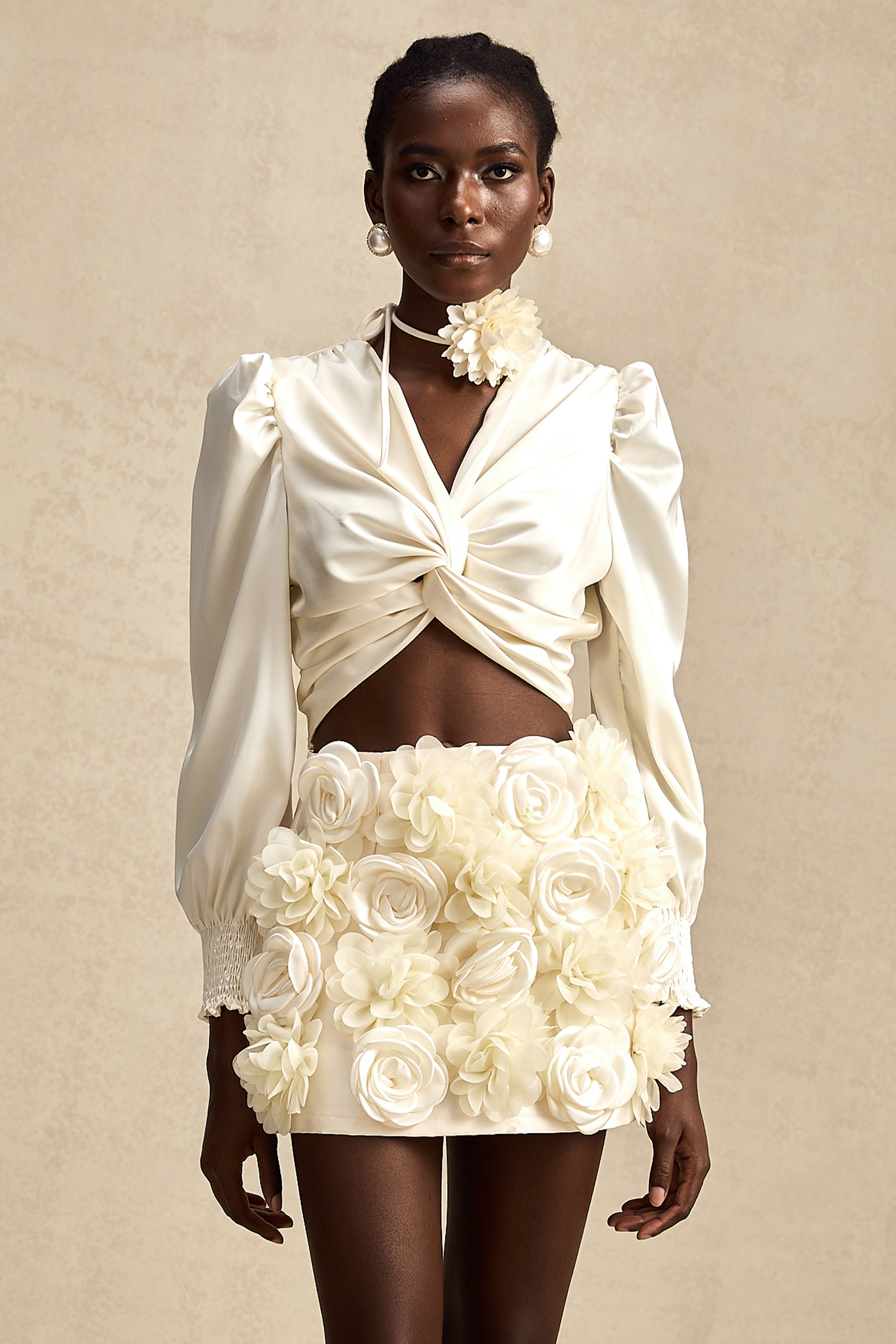 بلوزة نوريا البيضاء المقصوصة بنقشة زهور صناعية