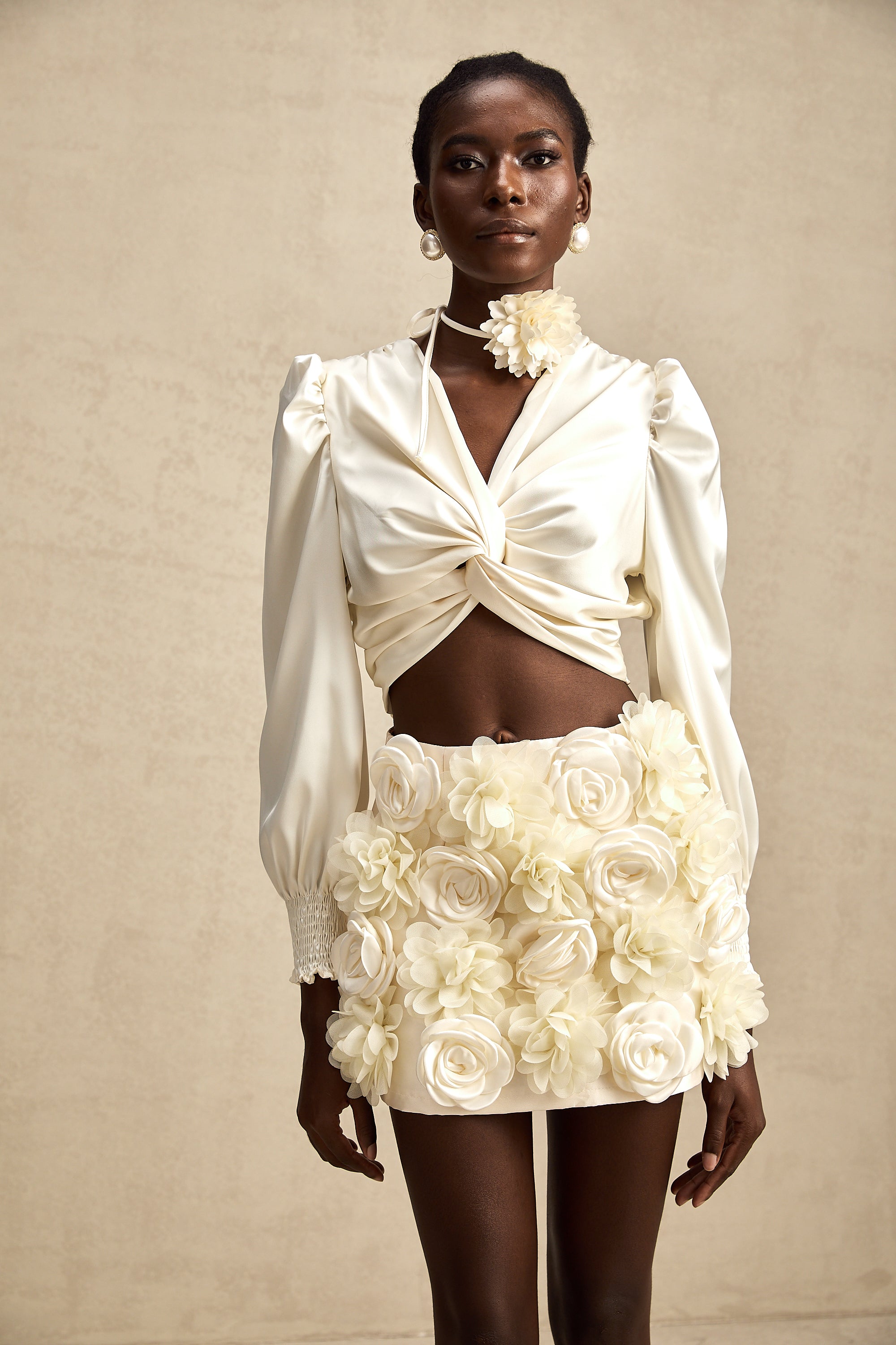 بلوزة نوريا البيضاء المقصوصة بنقشة زهور صناعية