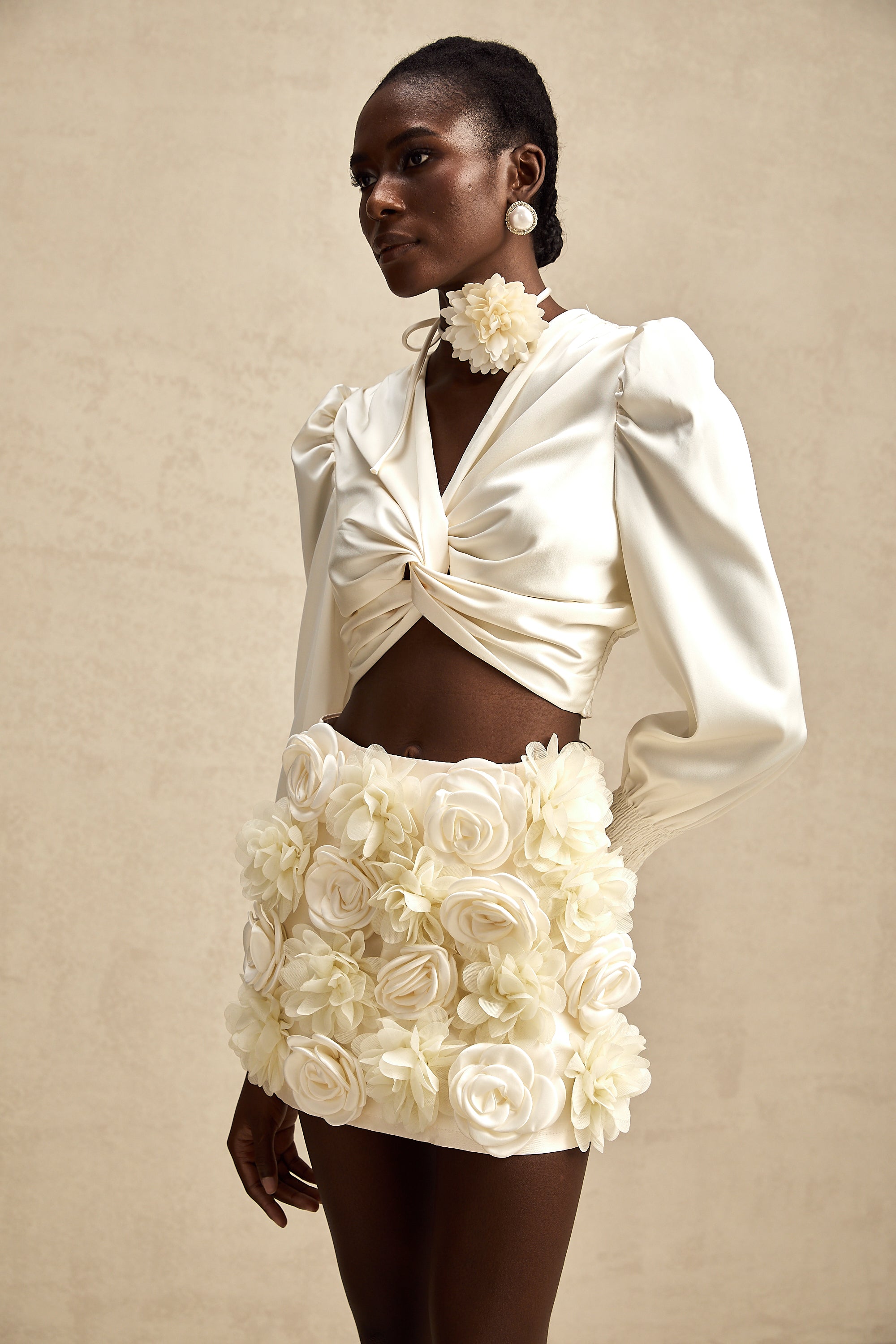 بلوزة نوريا البيضاء المقصوصة بنقشة زهور صناعية