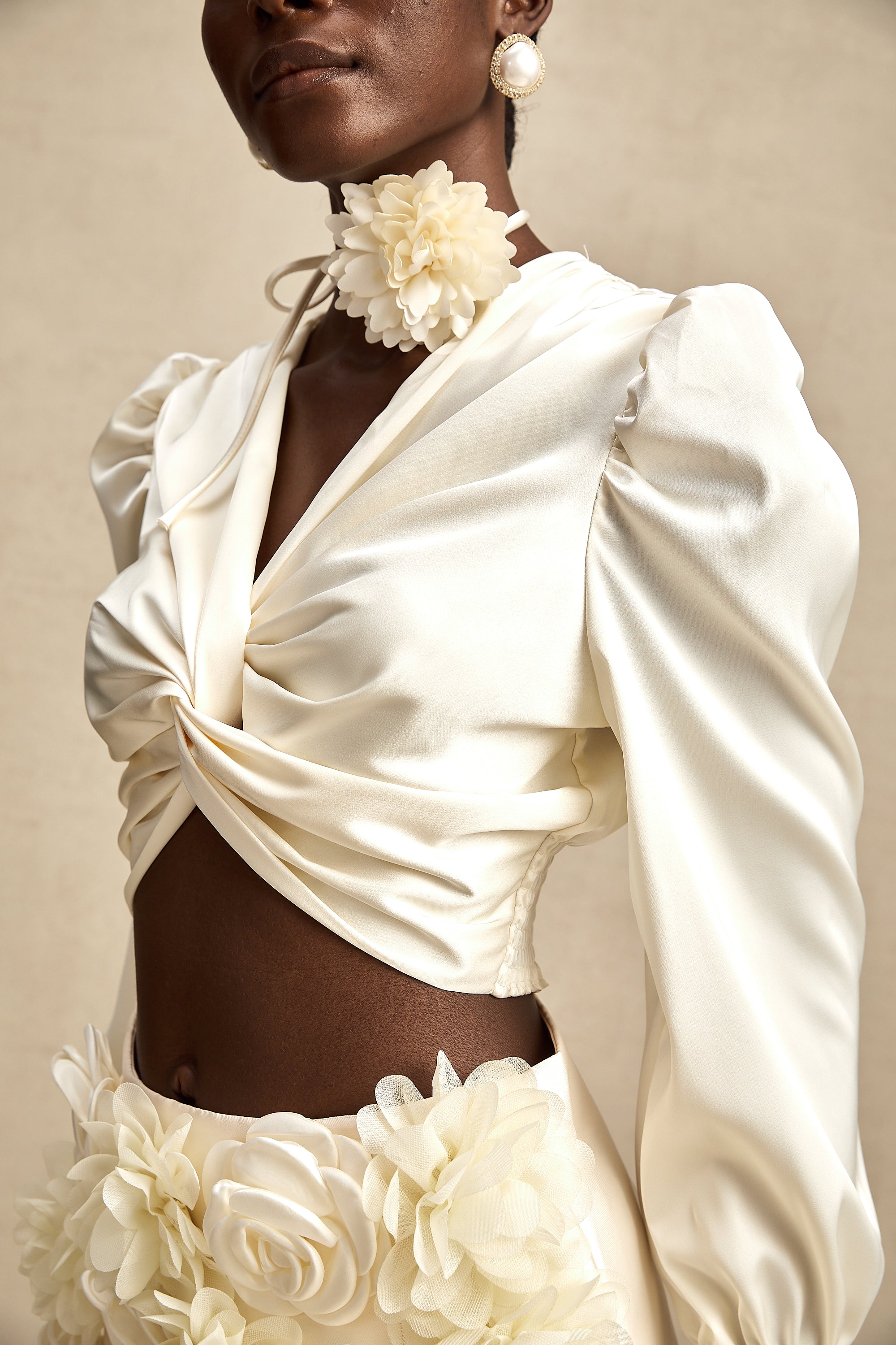 بلوزة نوريا البيضاء المقصوصة بنقشة زهور صناعية