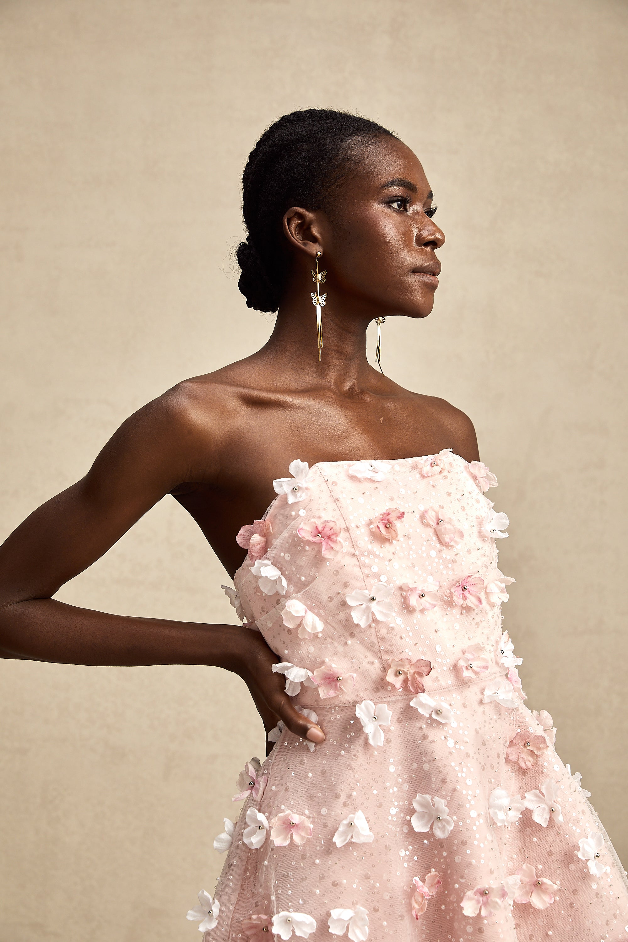 فستان ليلو قصير منتفخ بتلات ثلاثية الأبعاد