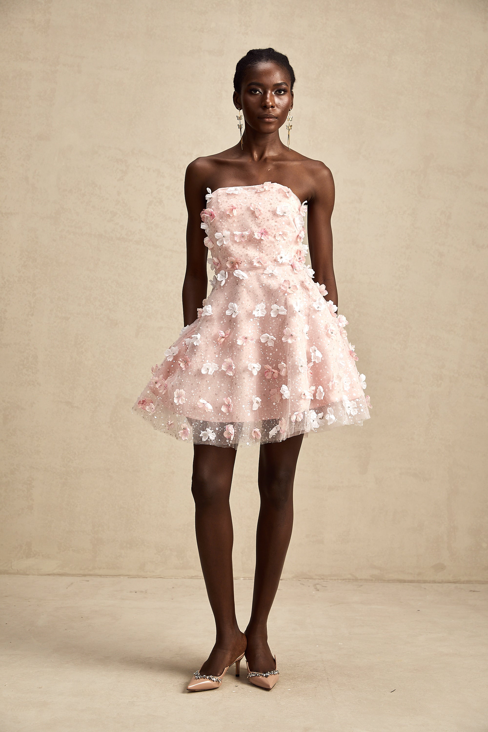 فستان ليلو قصير منتفخ بتلات ثلاثية الأبعاد