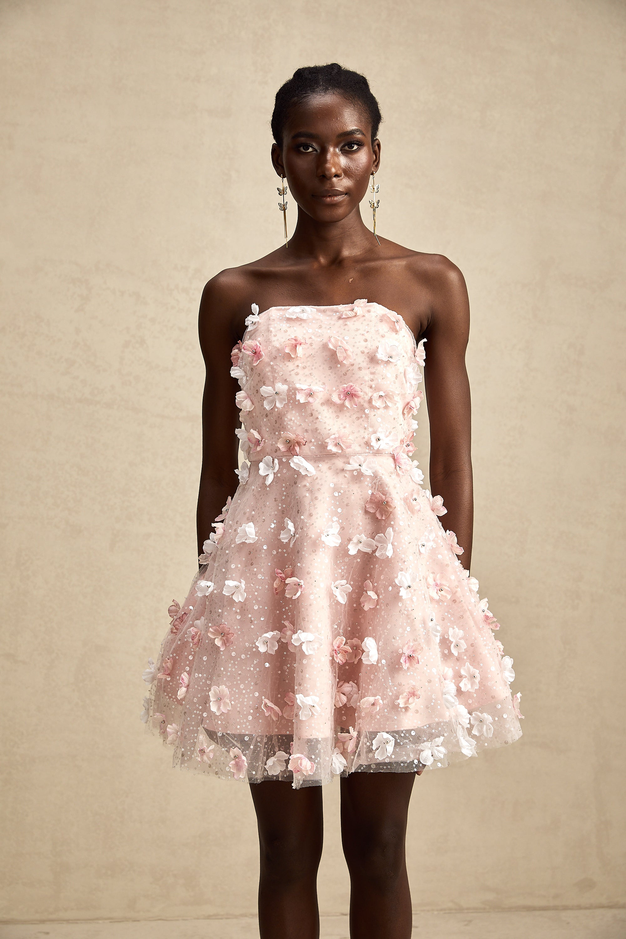 فستان ليلو قصير منتفخ بتلات ثلاثية الأبعاد