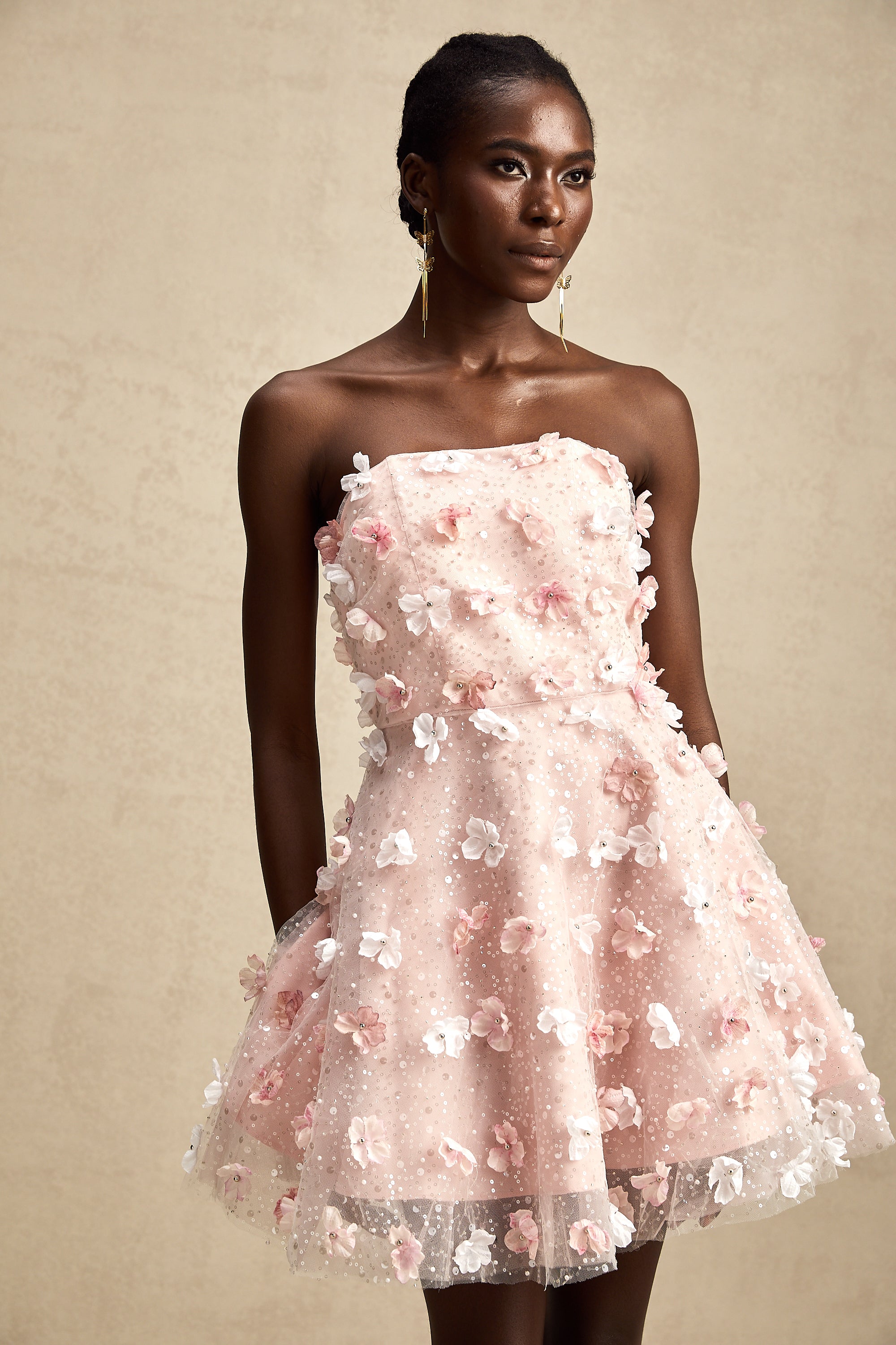 فستان ليلو قصير منتفخ بتلات ثلاثية الأبعاد