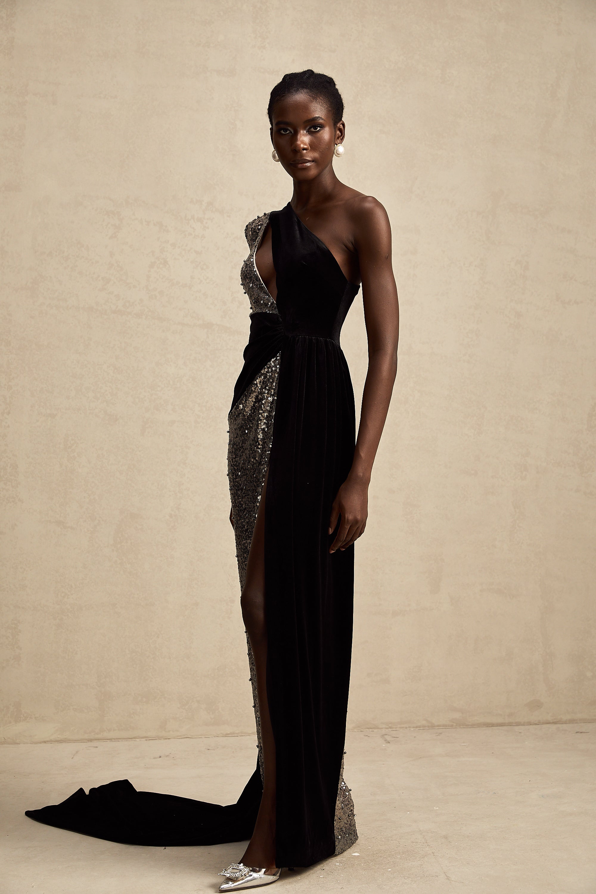 فستان جولييت ماكسي غير متماثل مزين بالترتر