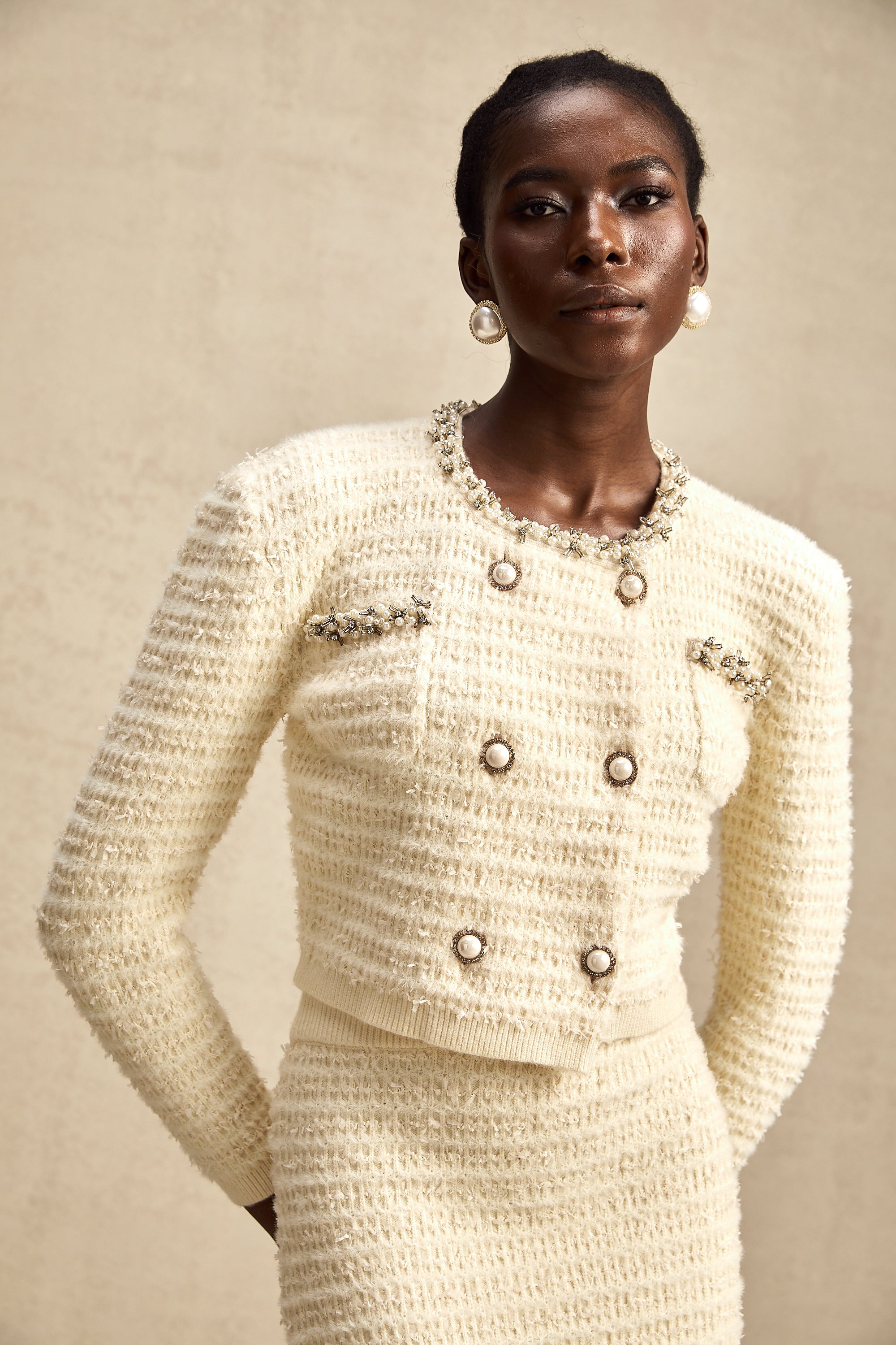 طقم تنورة وكارديجان محبوكان مزخرفان من مجموعة Justine