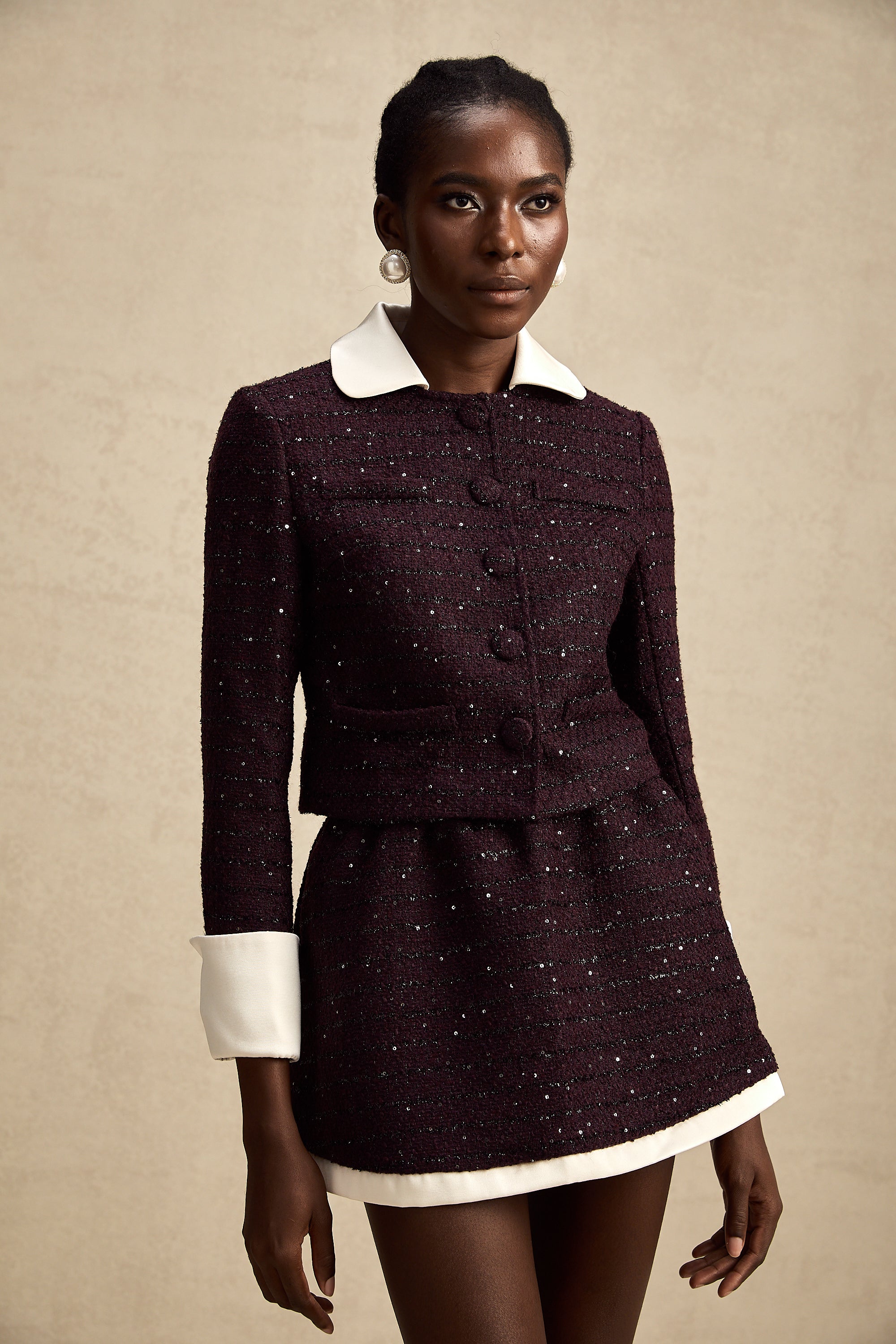 طقم سترة وتنورة من قماش تويد مزين بالترتر باللون الأرجواني من بريجيت