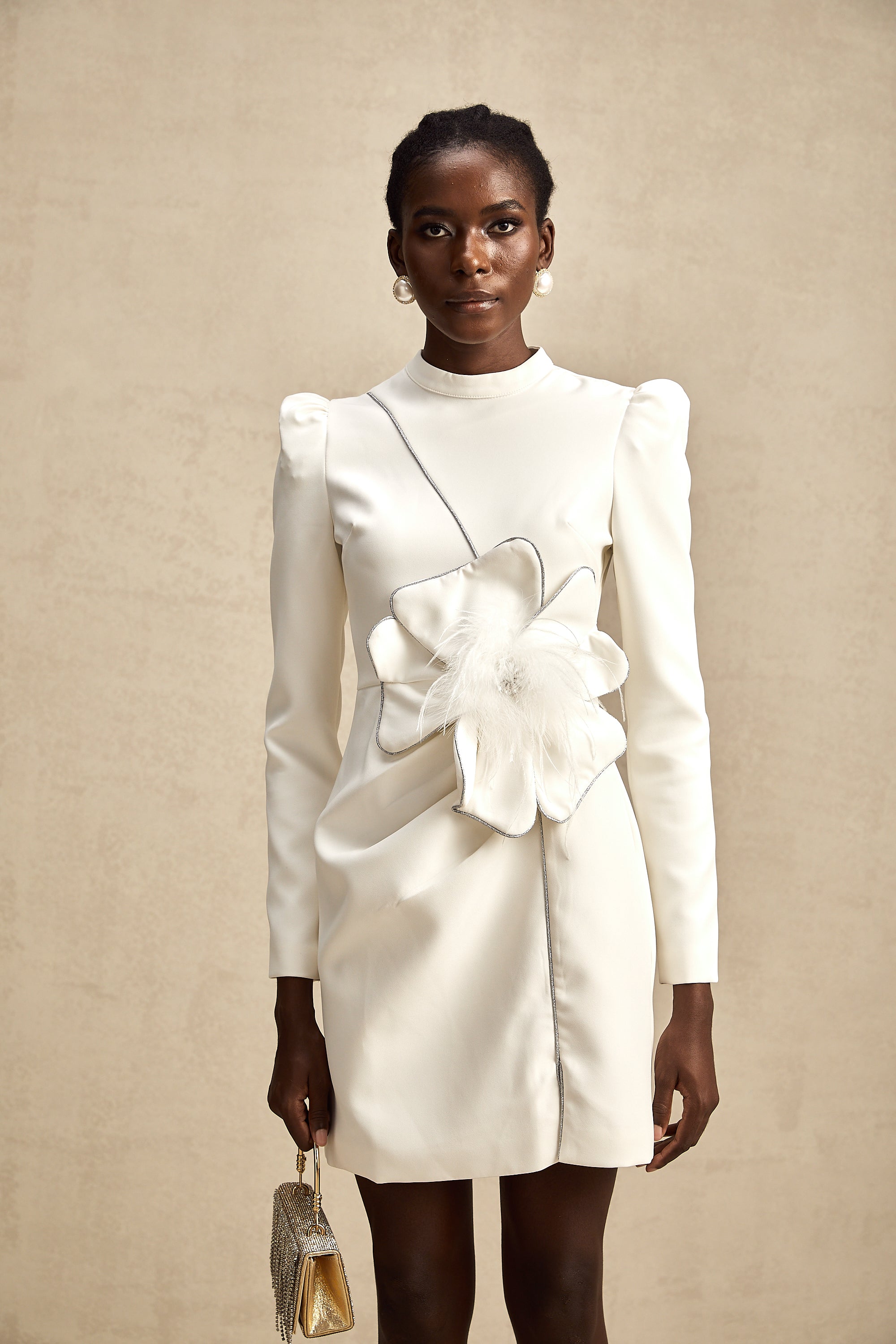 فستان قصير مزين بزهور صناعية من تصميم إينيس