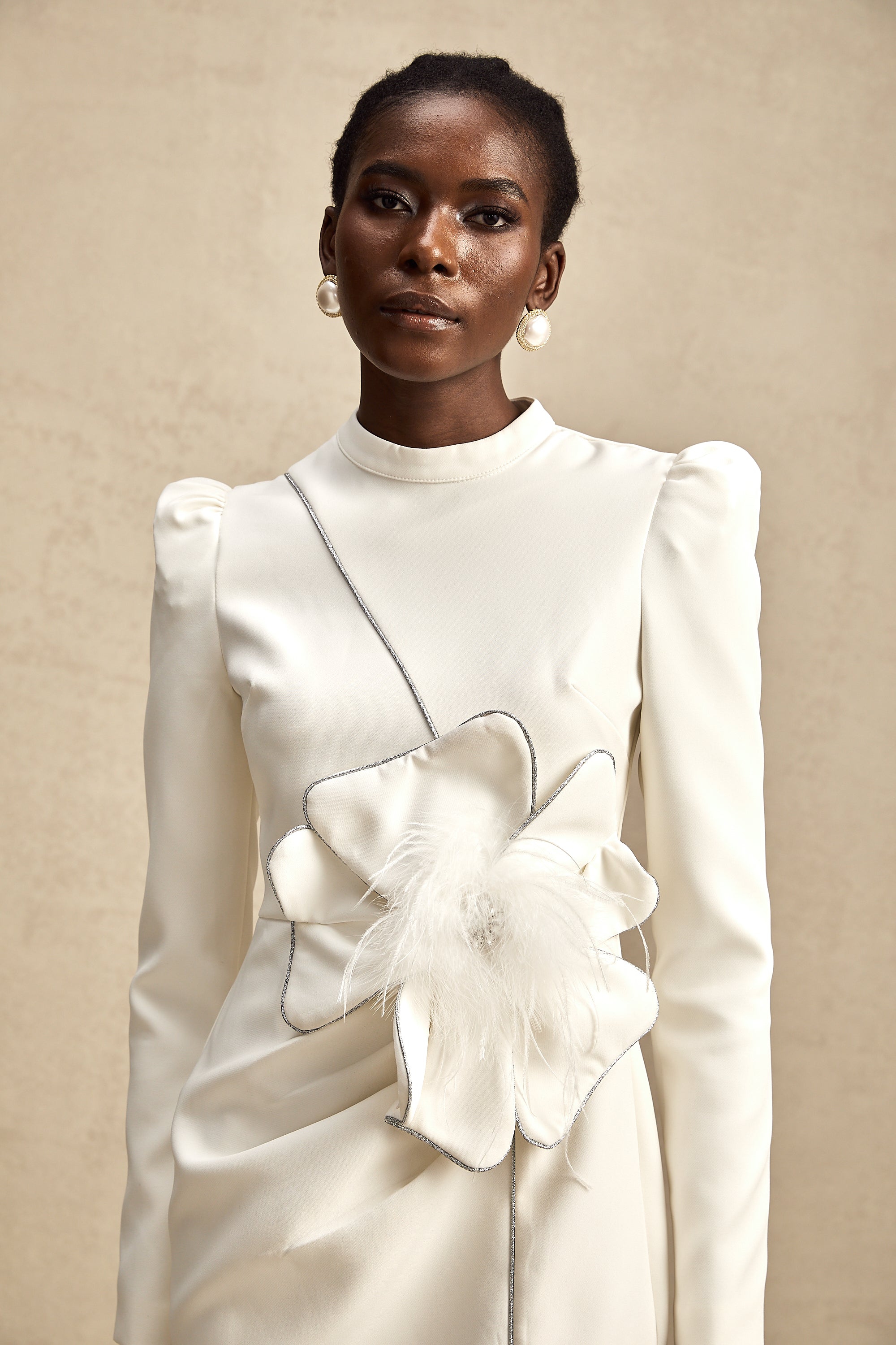 فستان قصير مزين بزهور صناعية من تصميم إينيس