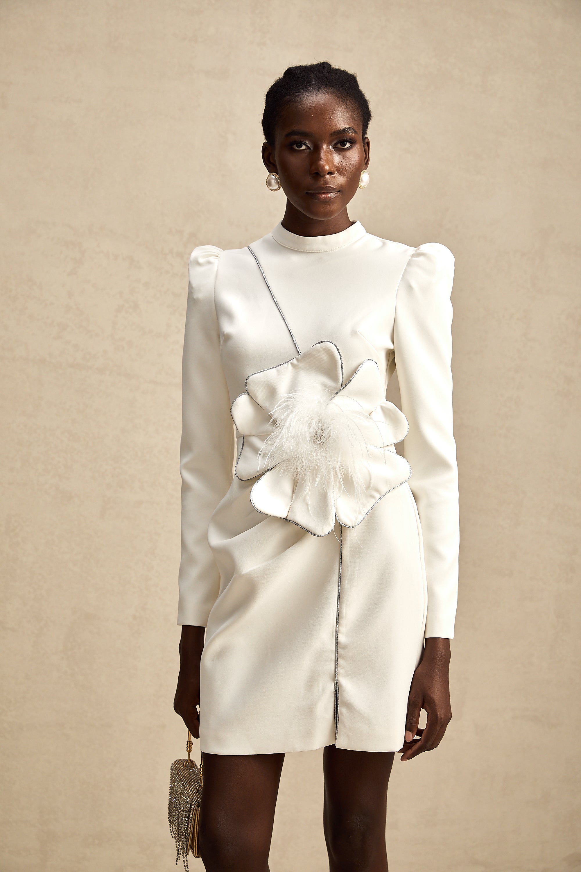 فستان قصير مزين بزهور صناعية من تصميم إينيس