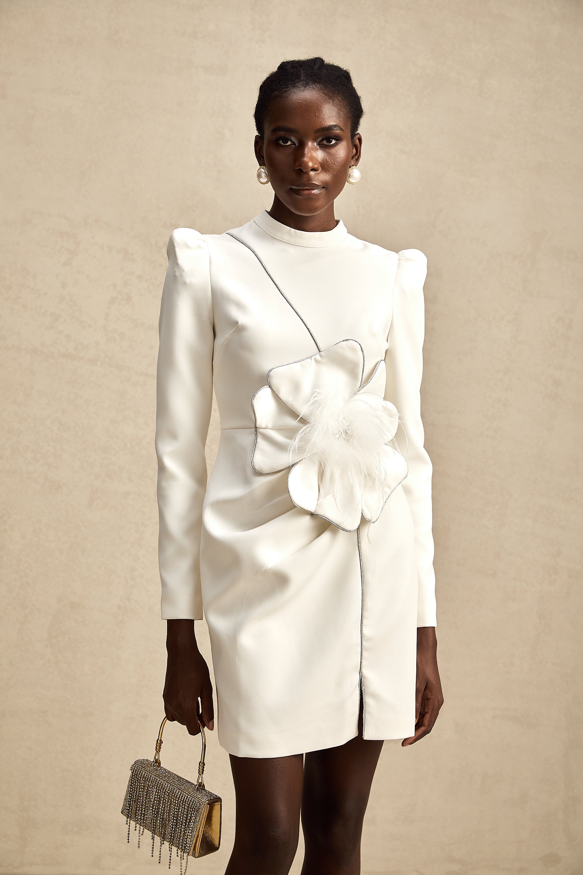 فستان قصير مزين بزهور صناعية من تصميم إينيس