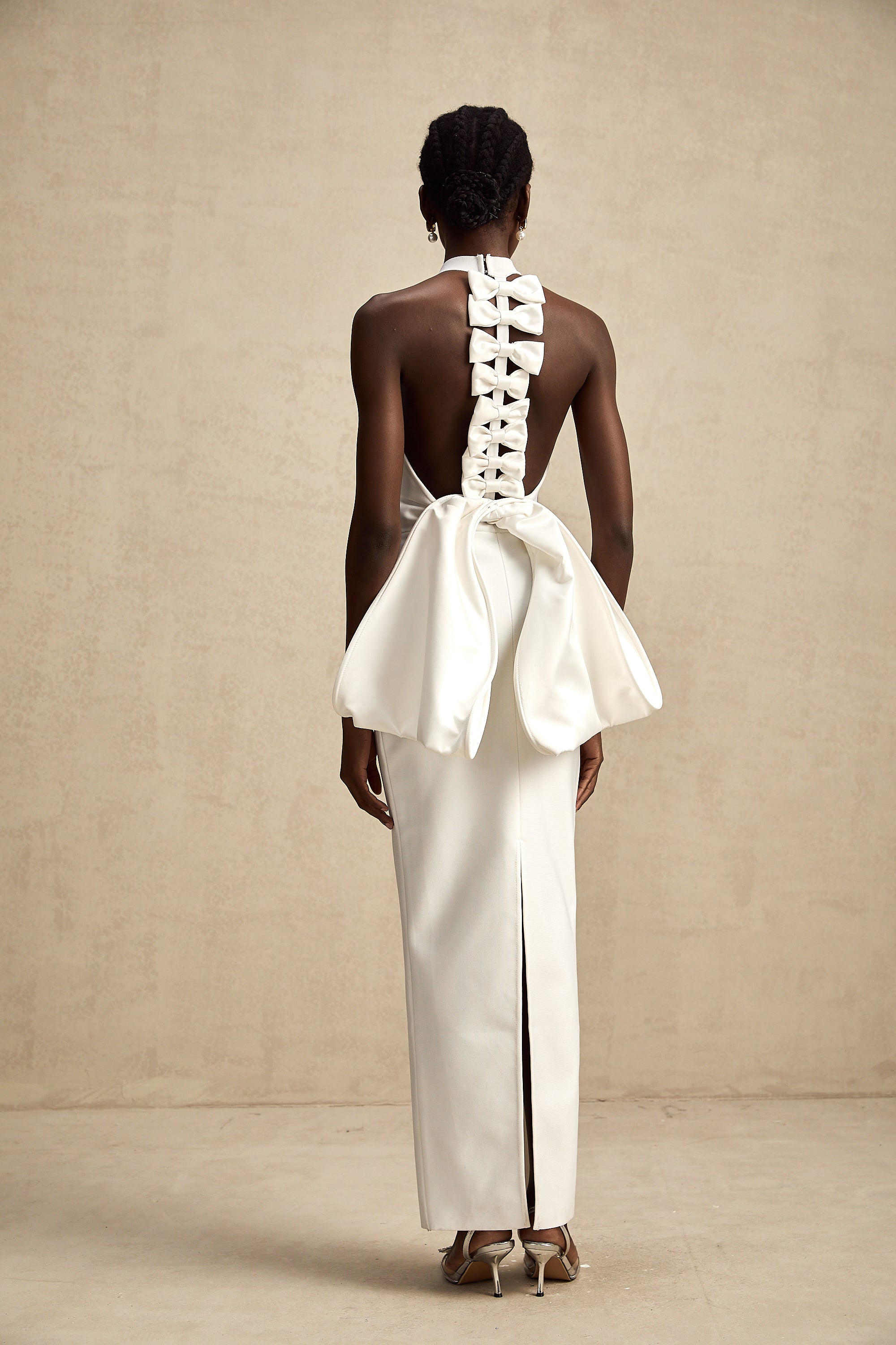 فستان كابوسين أبيض بقصة واسعة مع فيونكة