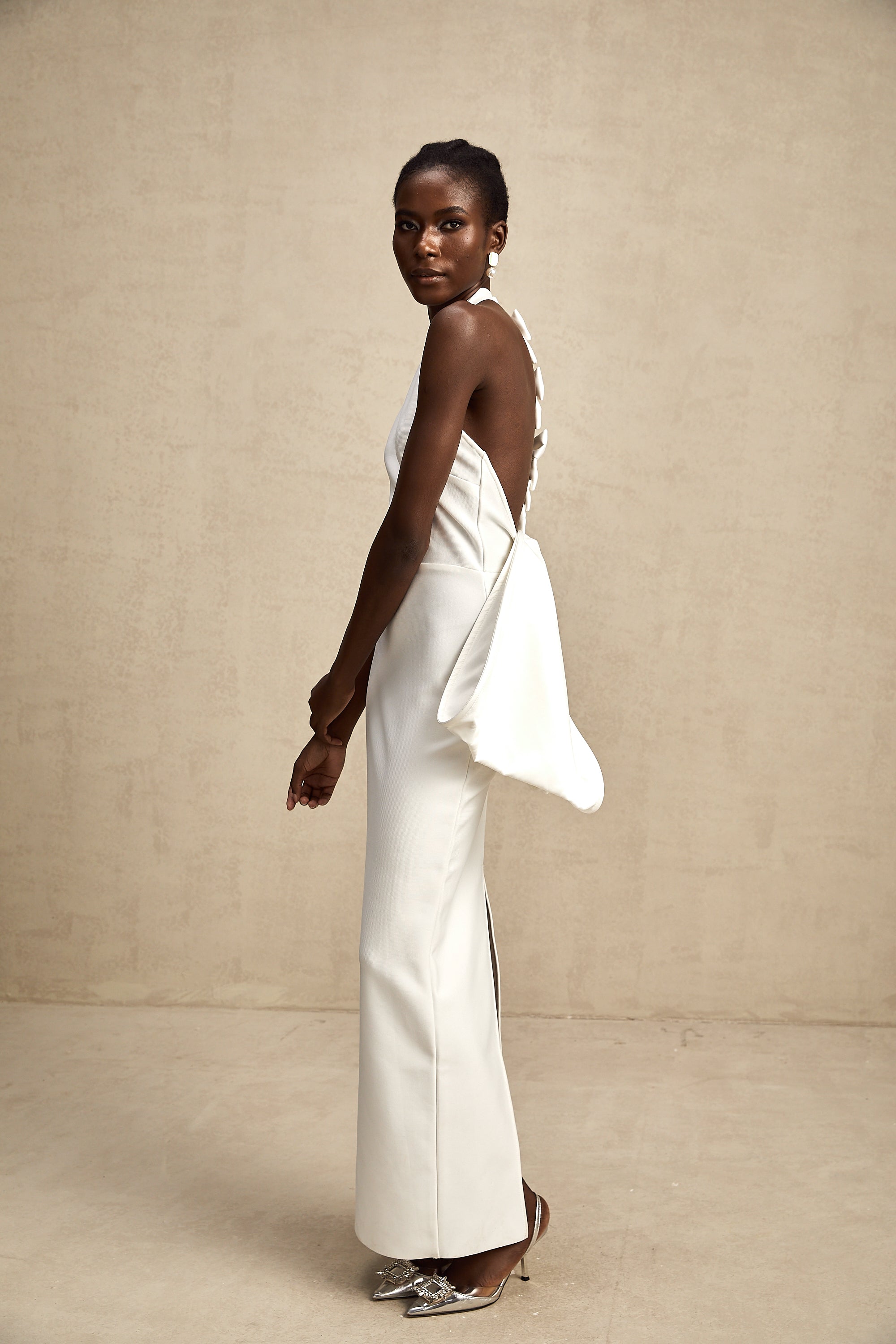 فستان كابوسين أبيض بقصة واسعة مع فيونكة