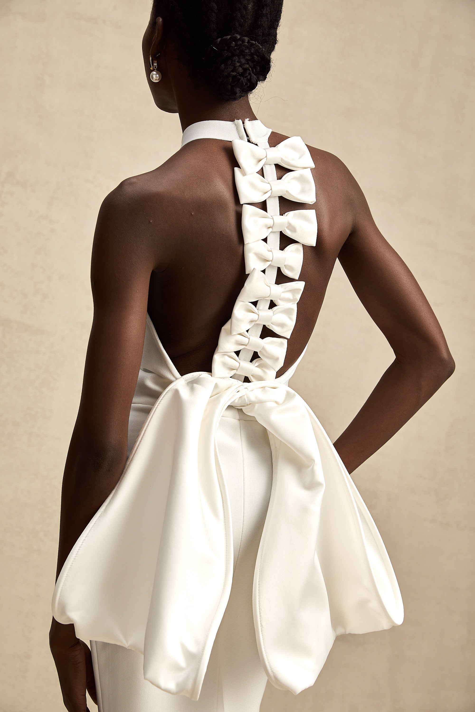 فستان كابوسين أبيض بقصة واسعة مع فيونكة