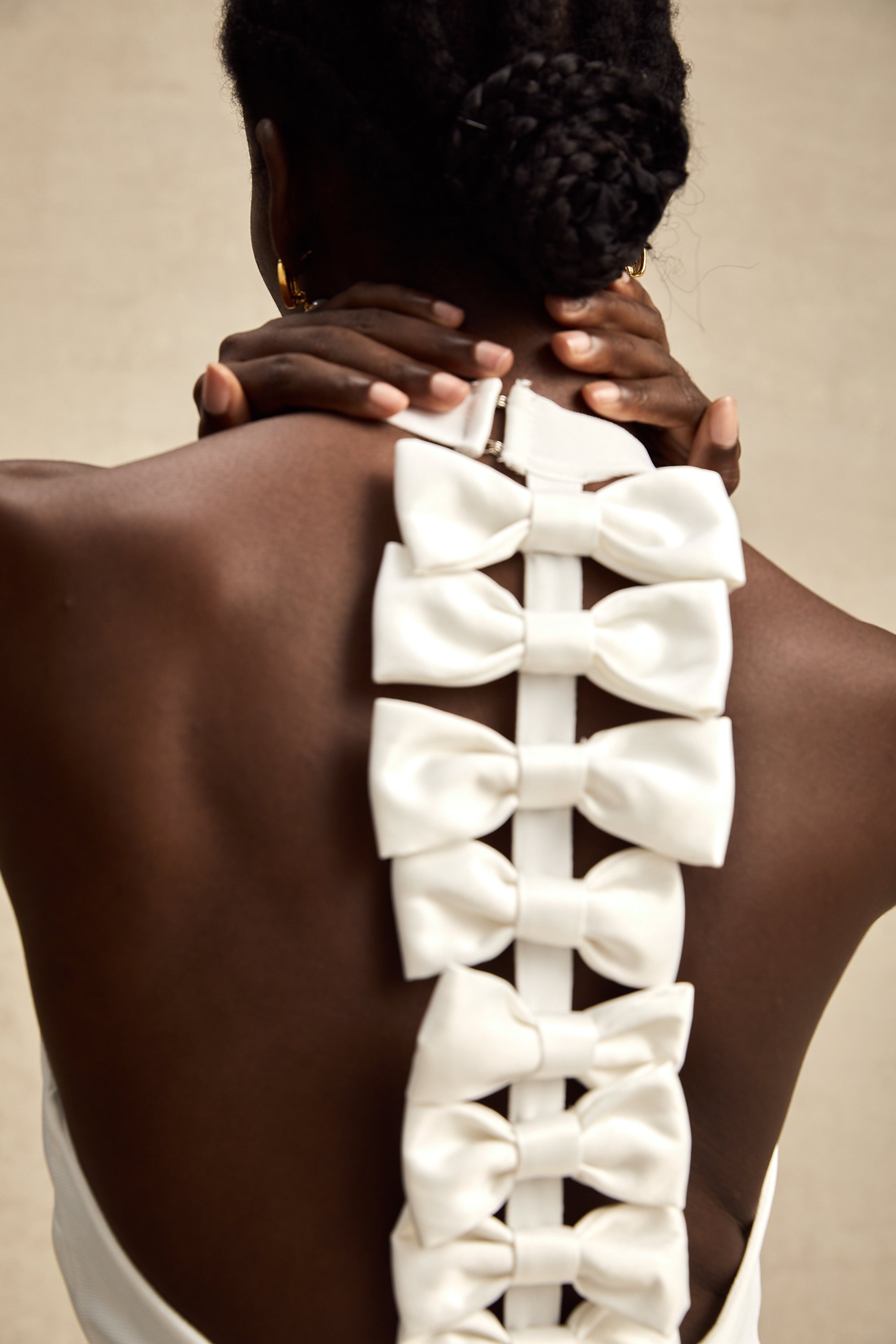 فستان كابوسين أبيض بقصة واسعة مع فيونكة