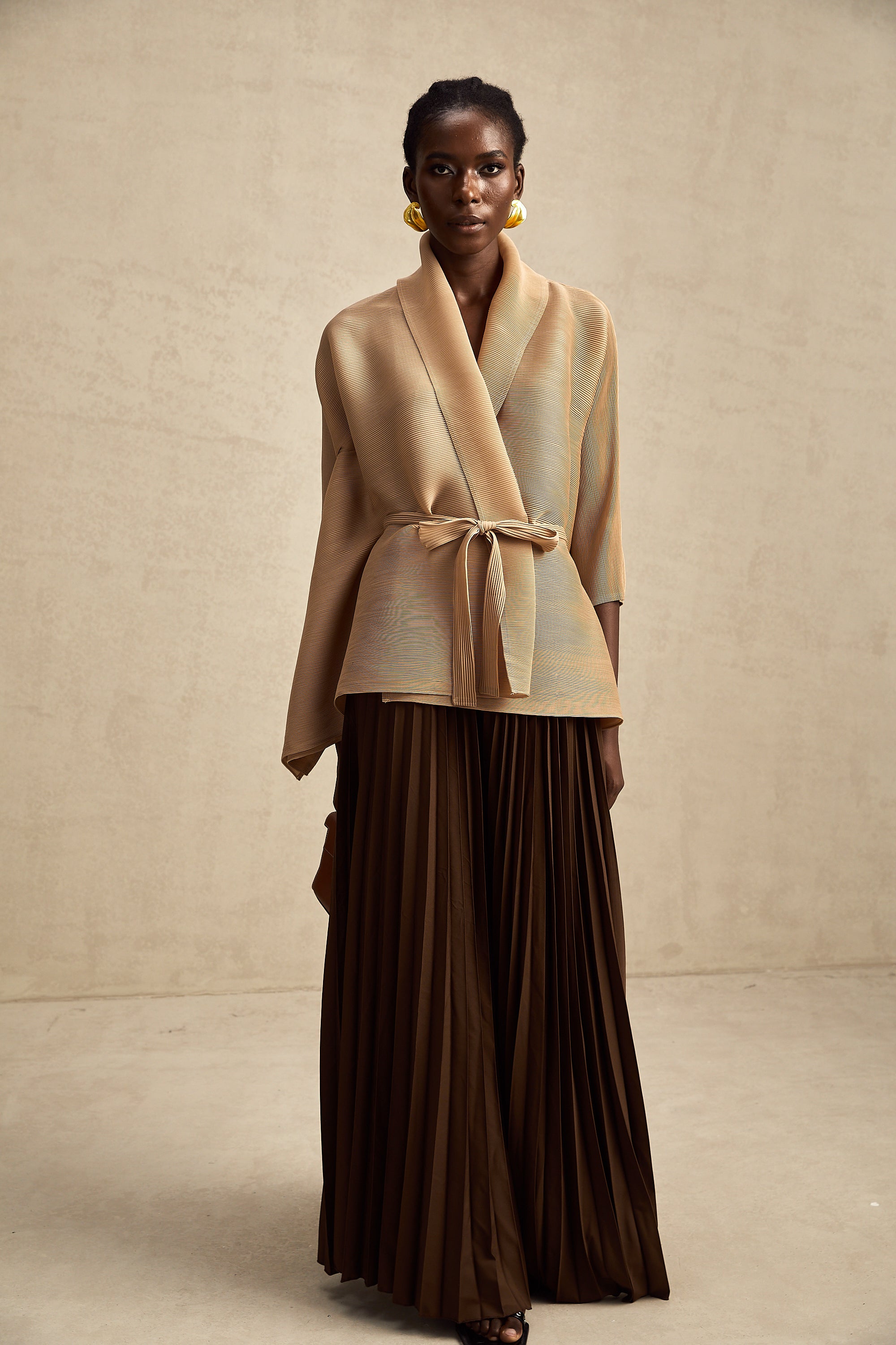 طقم تنورة وقميص مطوي بتصميم عباءة من Adèle