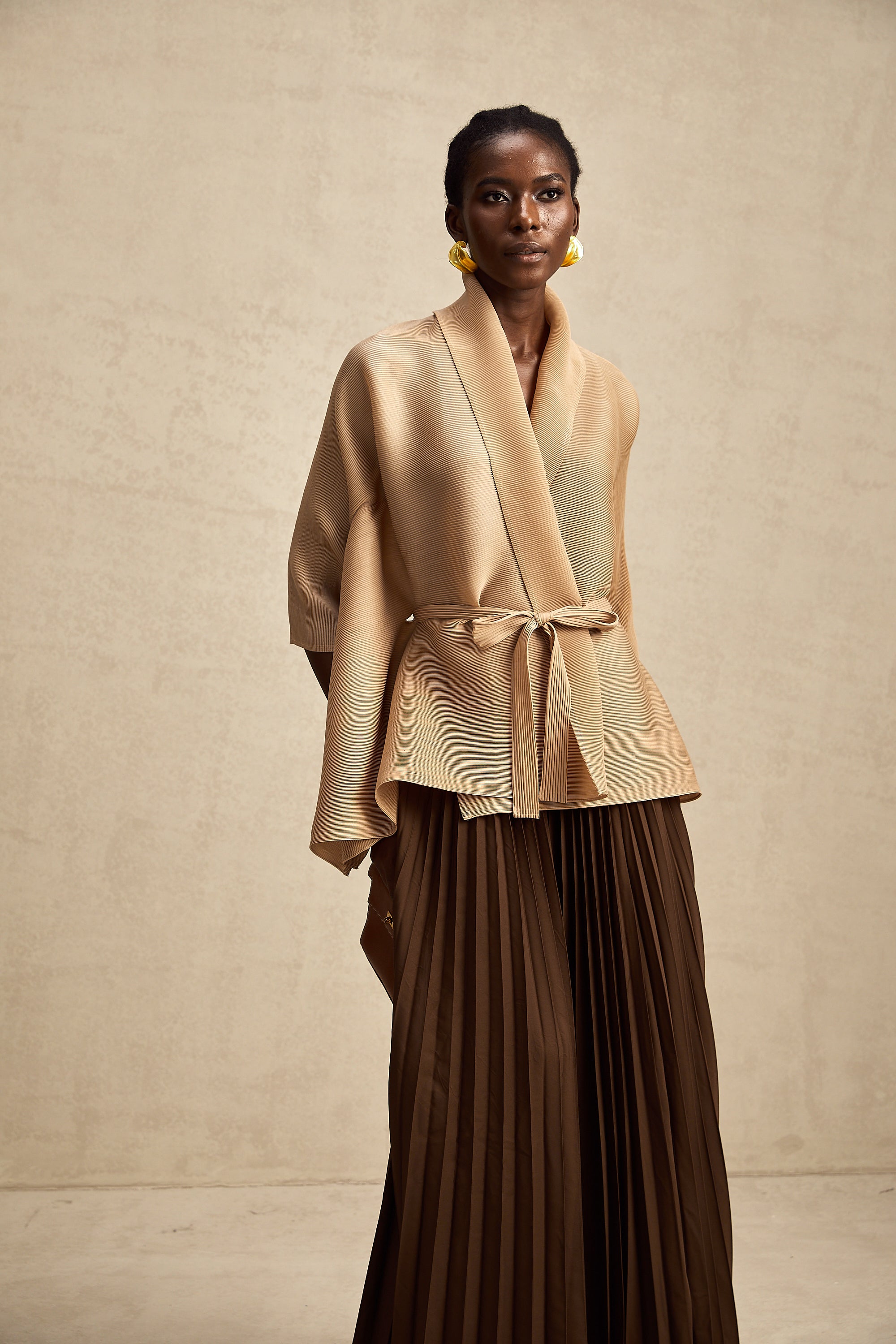 طقم تنورة وقميص مطوي بتصميم عباءة من Adèle