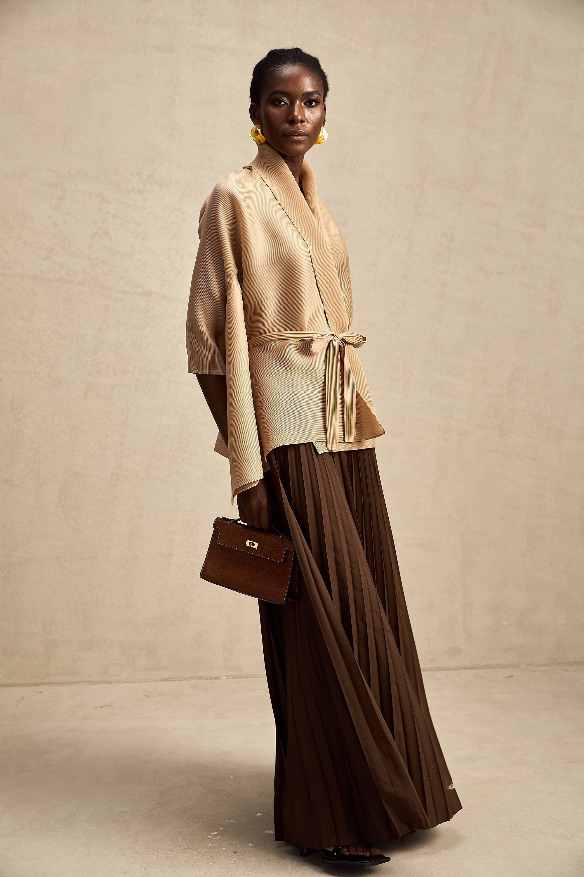 طقم تنورة وقميص مطوي بتصميم عباءة من Adèle