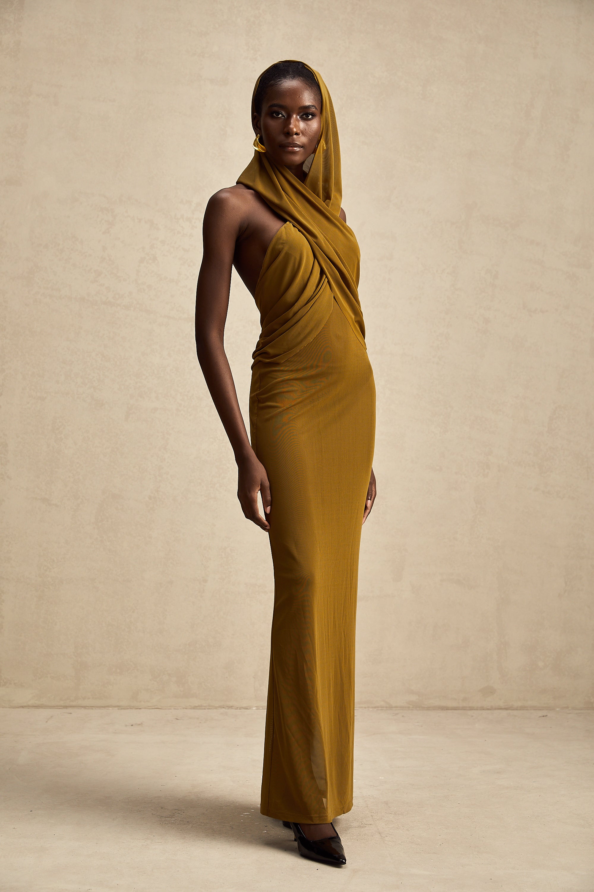 Gloria – rückenfreies Maxikleid mit Kapuze und überkreuztem Saum