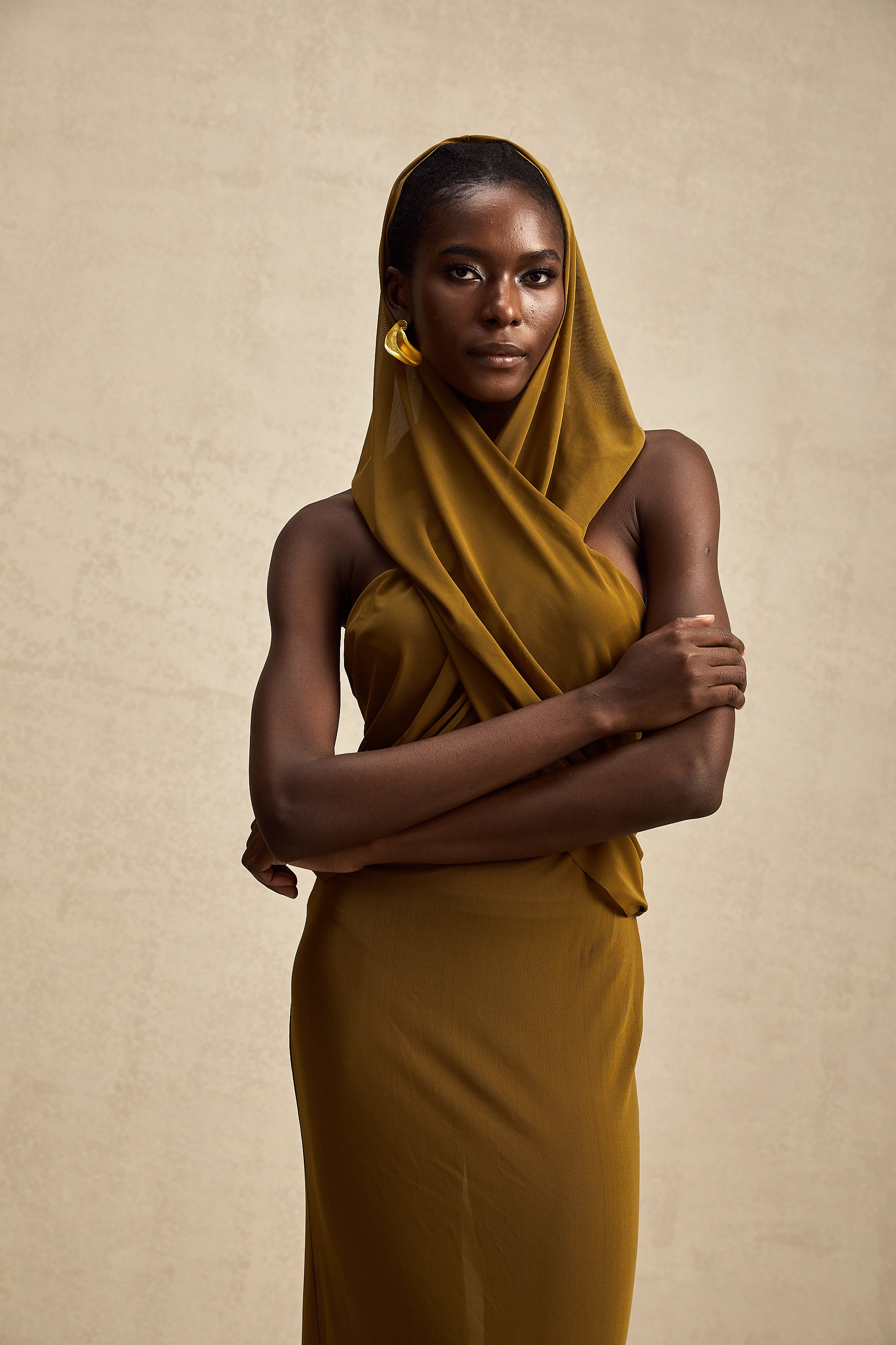 Gloria – rückenfreies Maxikleid mit Kapuze und überkreuztem Saum