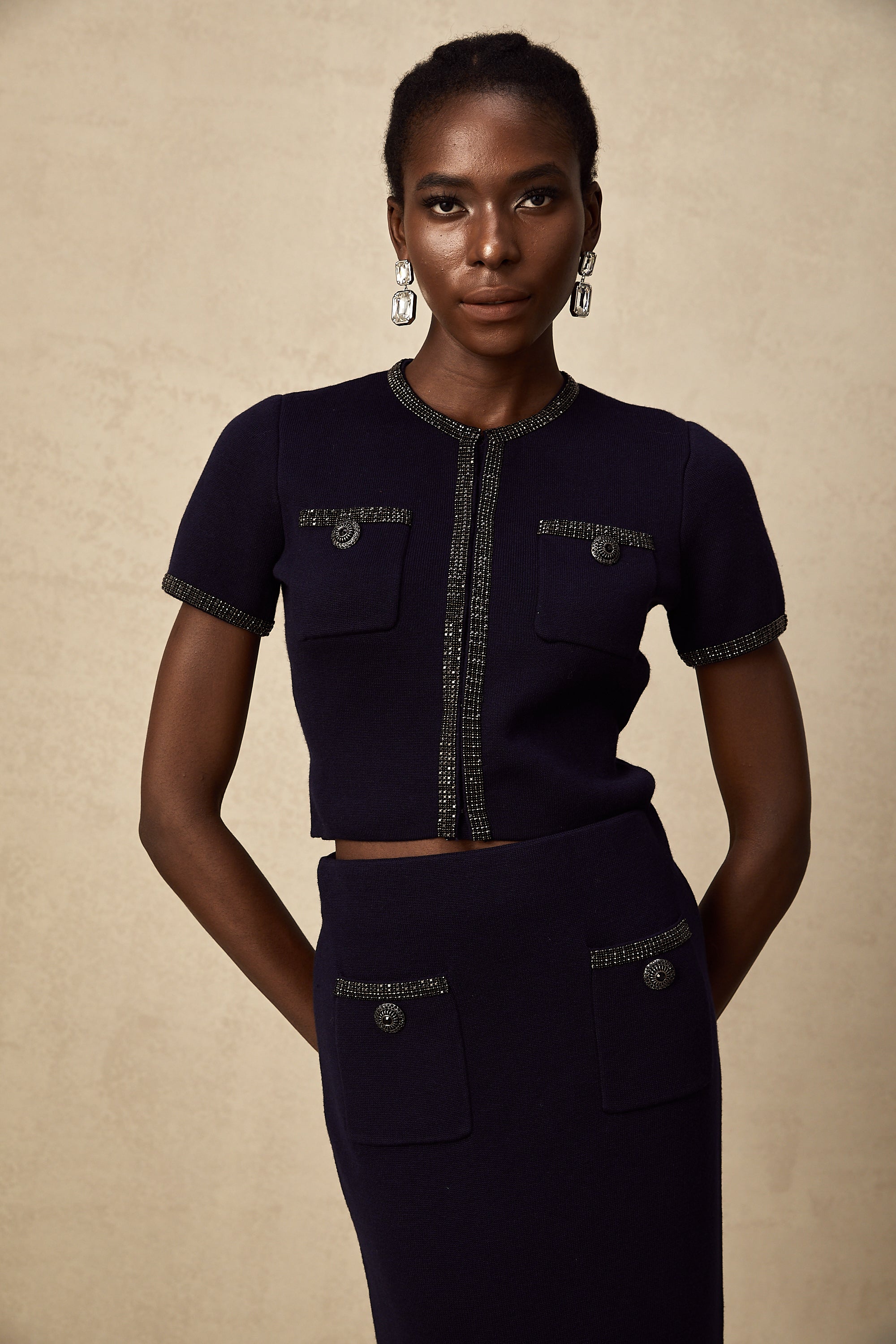 طقم Aïda المزين بقماش محبوك مضلع مكون من بلوزة وتنورة متناسقة