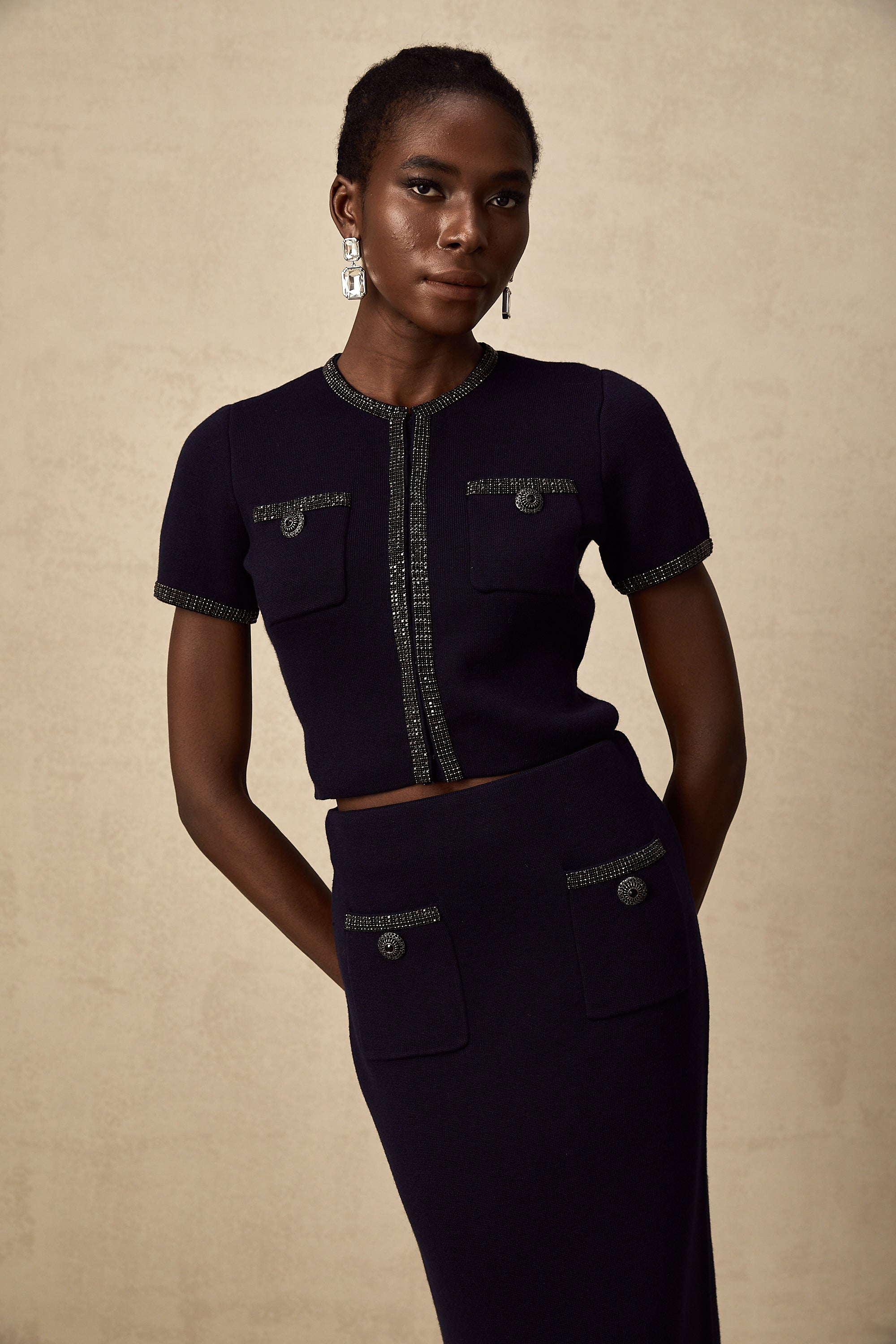 طقم Aïda المزين بقماش محبوك مضلع مكون من بلوزة وتنورة متناسقة