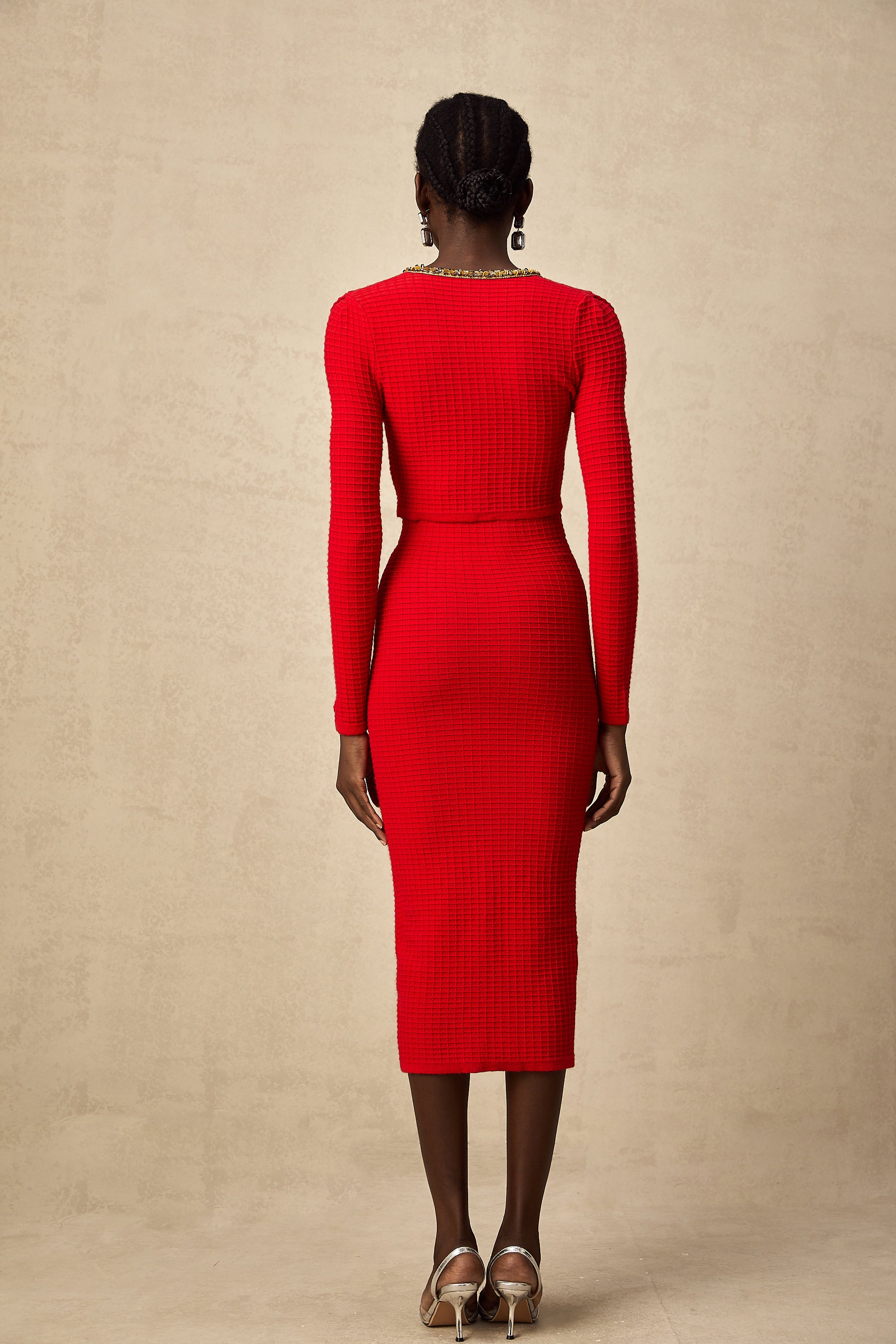 طقم كارديجان وتنورة محبوكة مزخرفة باللون الأحمر من Axelle