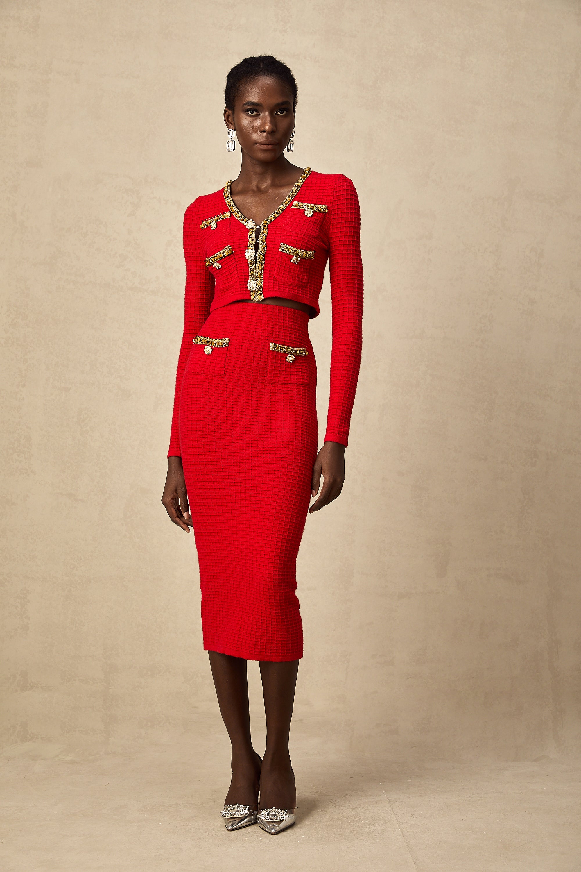 طقم كارديجان وتنورة محبوكة مزخرفة باللون الأحمر من Axelle