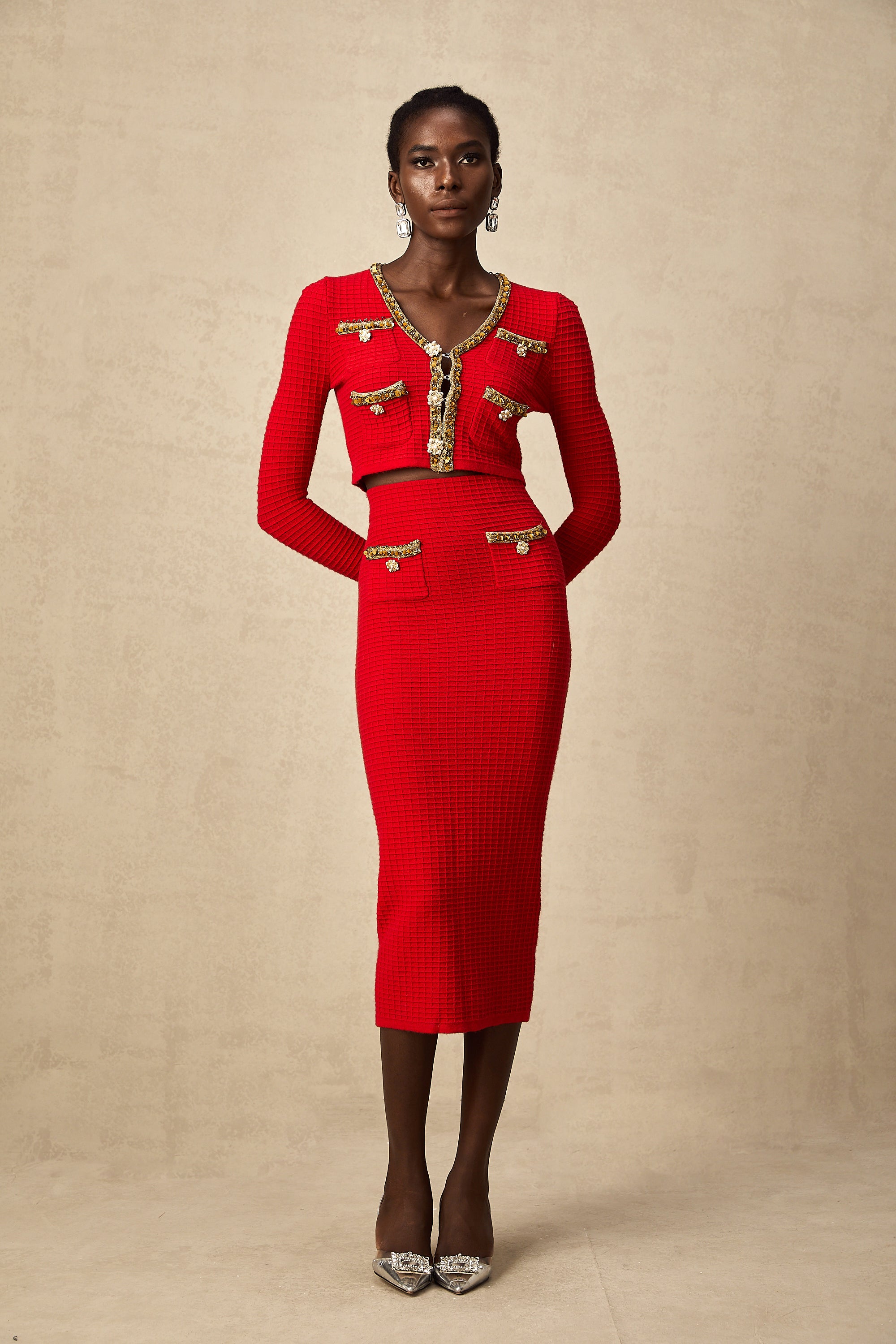 طقم كارديجان وتنورة محبوكة مزخرفة باللون الأحمر من Axelle