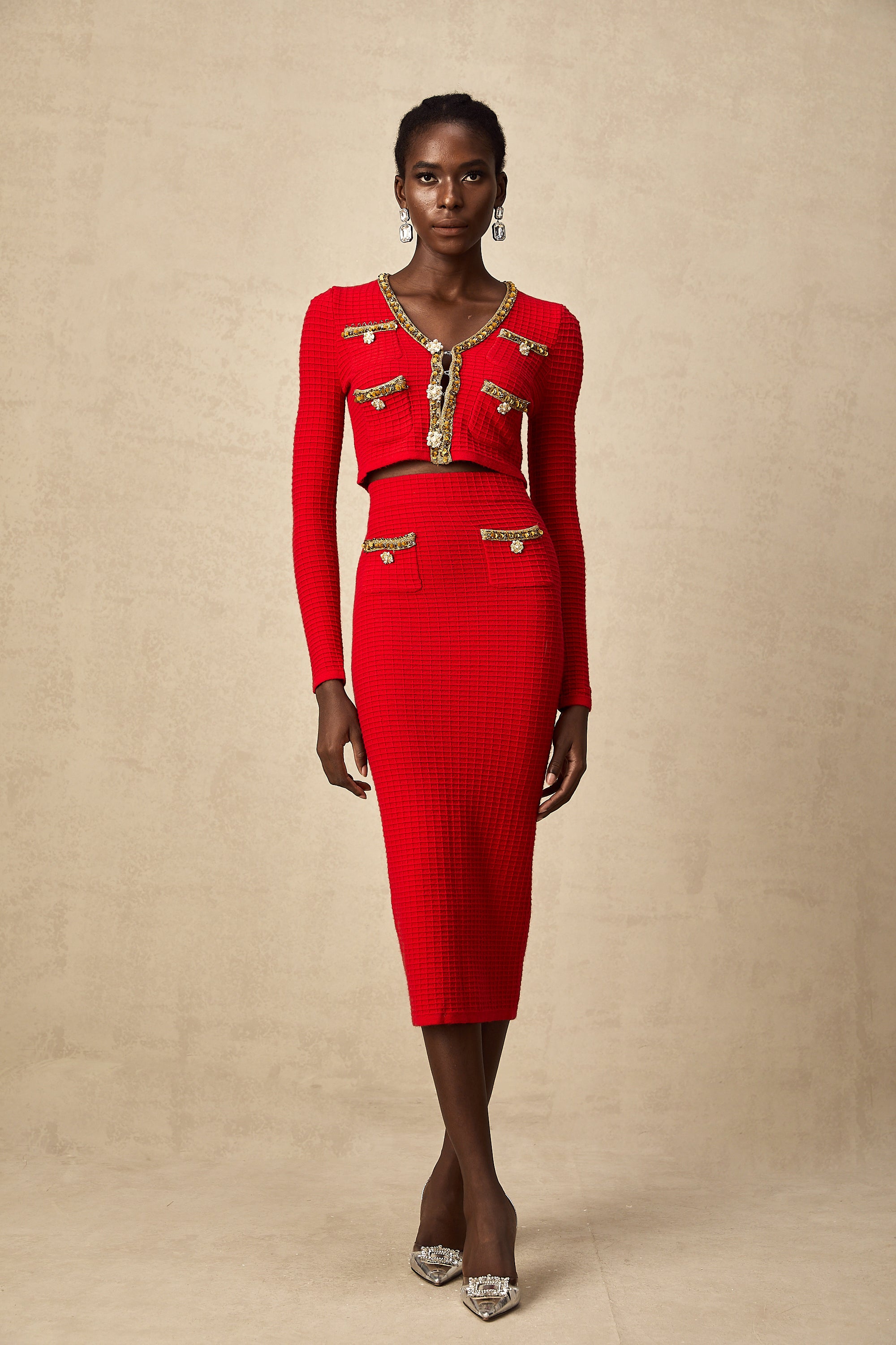 طقم كارديجان وتنورة محبوكة مزخرفة باللون الأحمر من Axelle