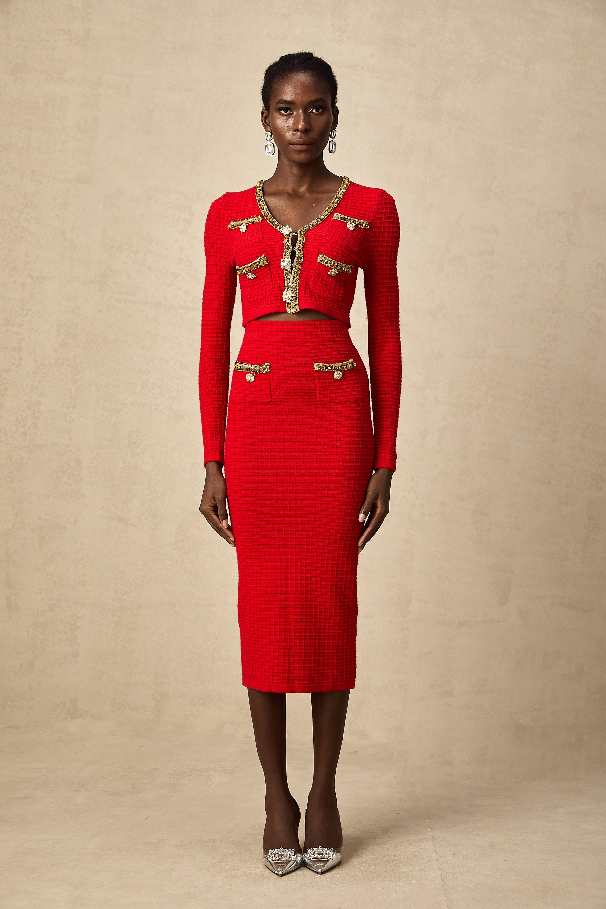 طقم كارديجان وتنورة محبوكة مزخرفة باللون الأحمر من Axelle