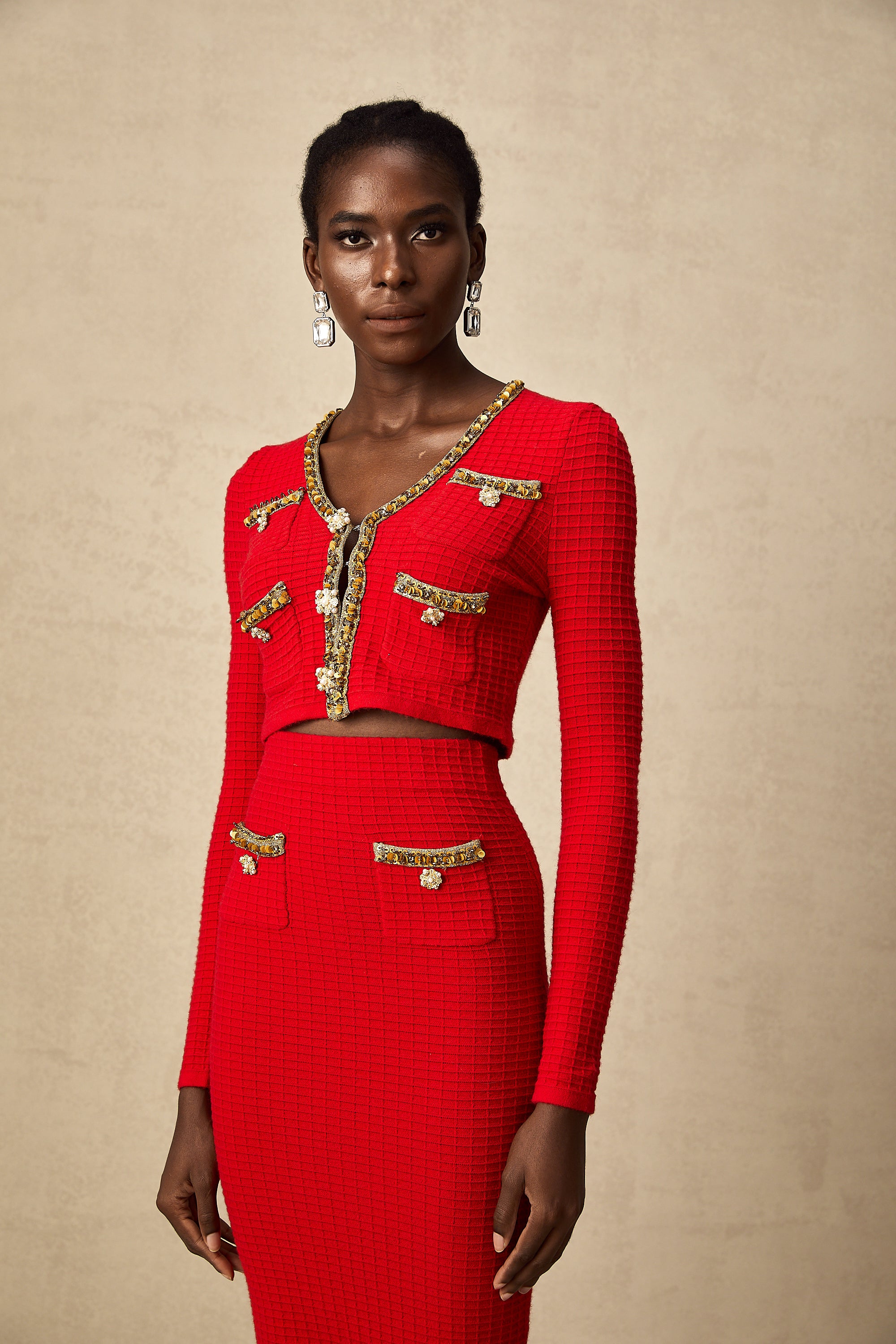 طقم كارديجان وتنورة محبوكة مزخرفة باللون الأحمر من Axelle