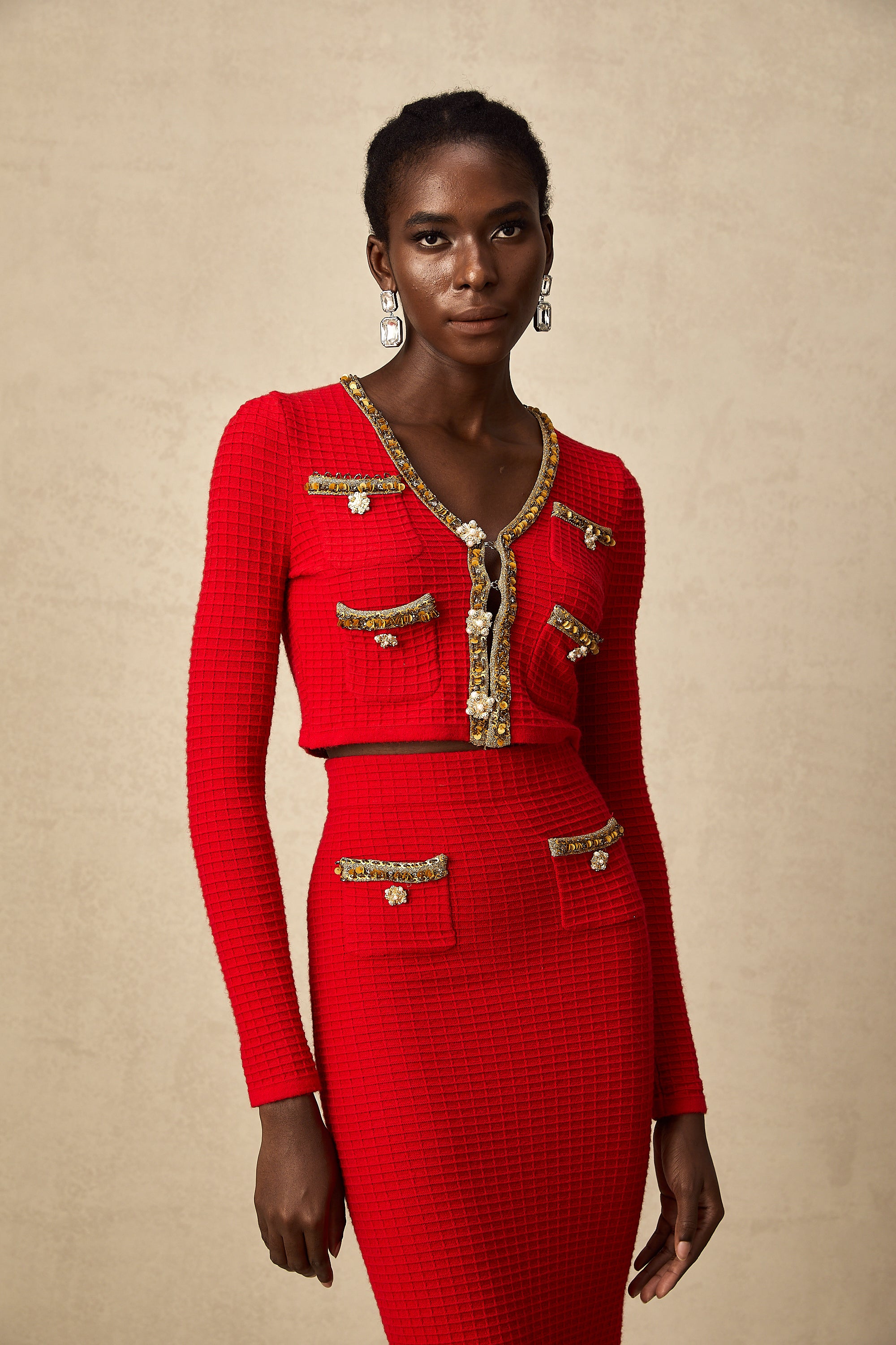 طقم كارديجان وتنورة محبوكة مزخرفة باللون الأحمر من Axelle