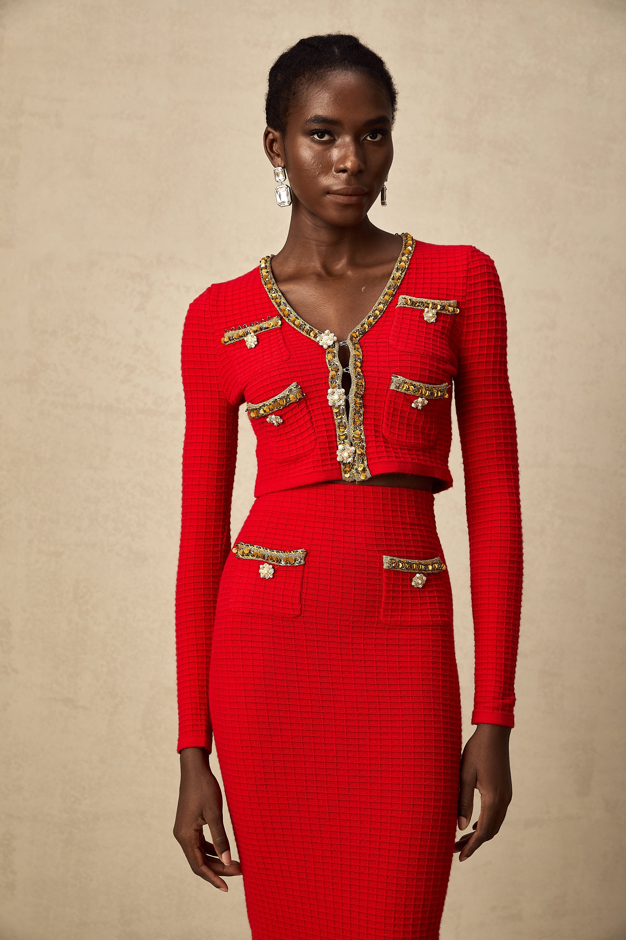 طقم كارديجان وتنورة محبوكة مزخرفة باللون الأحمر من Axelle