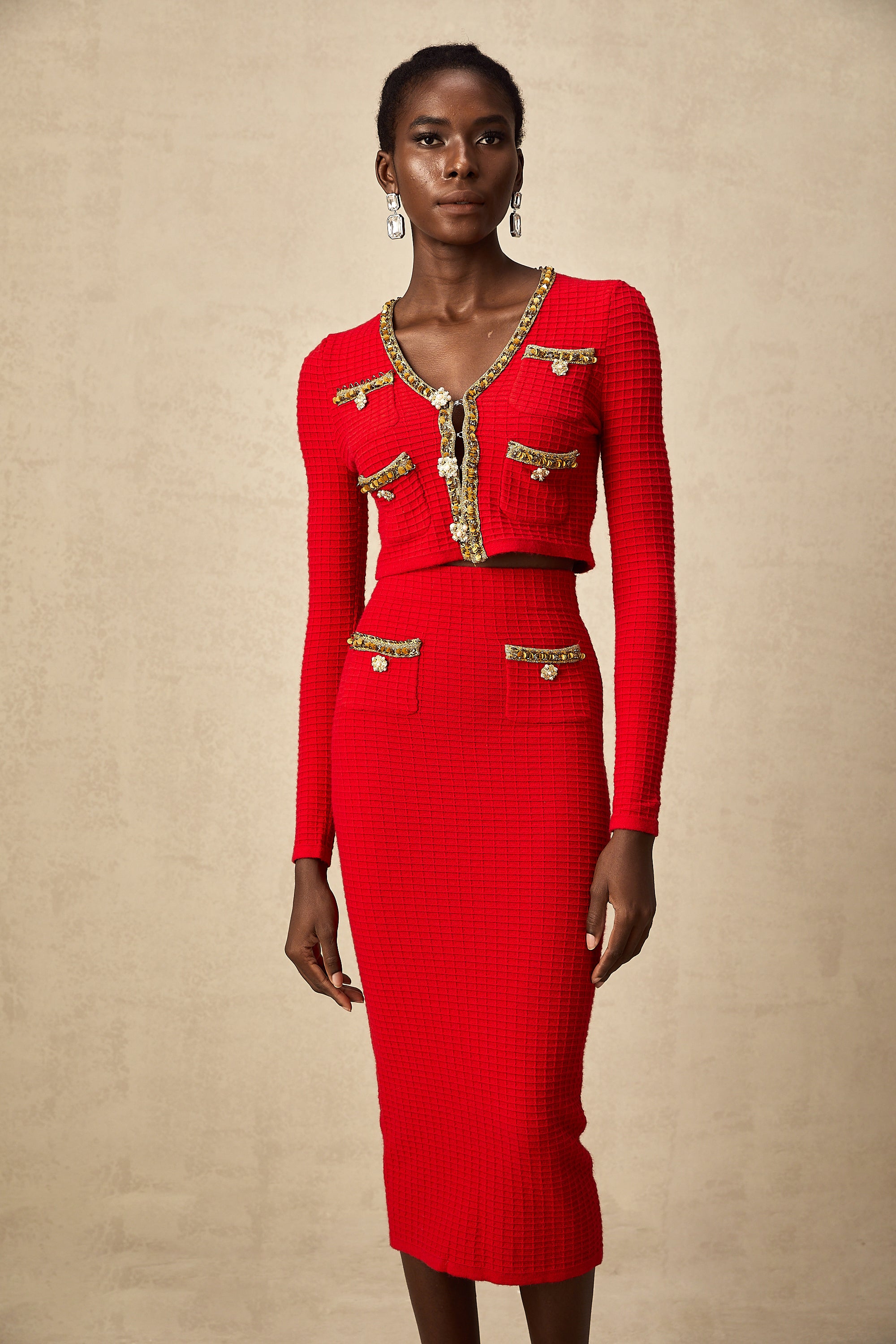 طقم كارديجان وتنورة محبوكة مزخرفة باللون الأحمر من Axelle