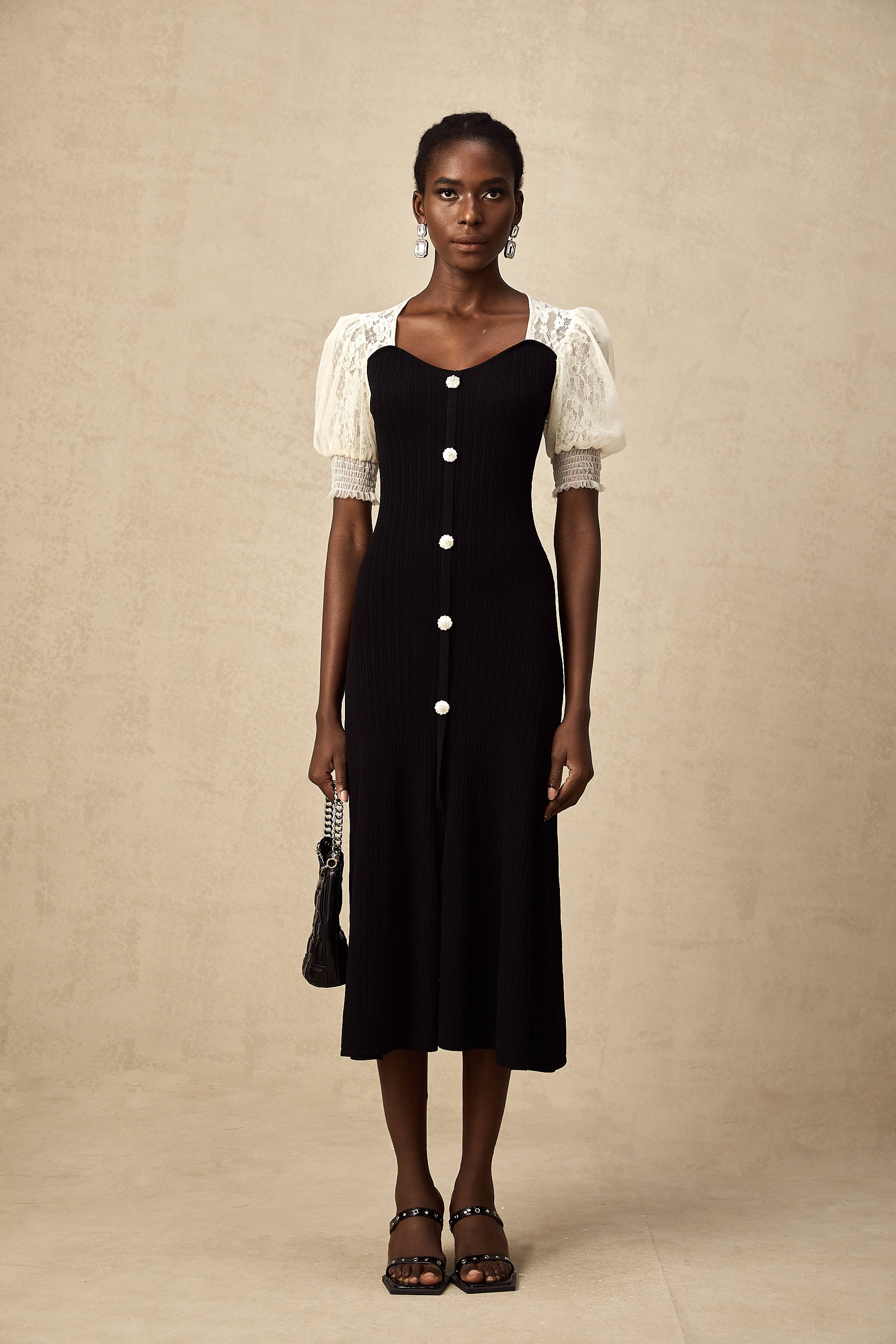 فستان نوا متوسط الطول محبوك ومزين بالدانتيل