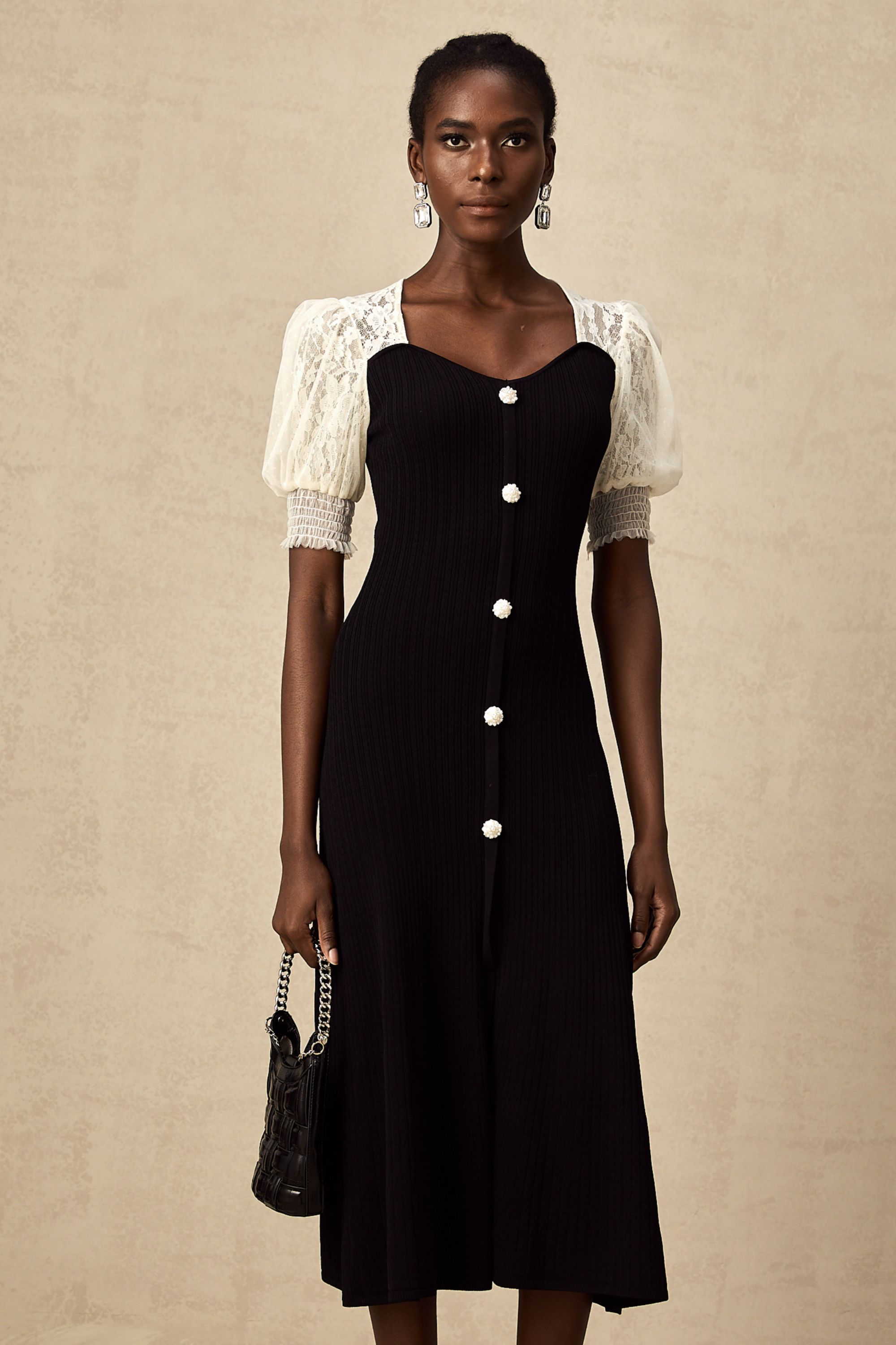 فستان نوا متوسط الطول محبوك ومزين بالدانتيل