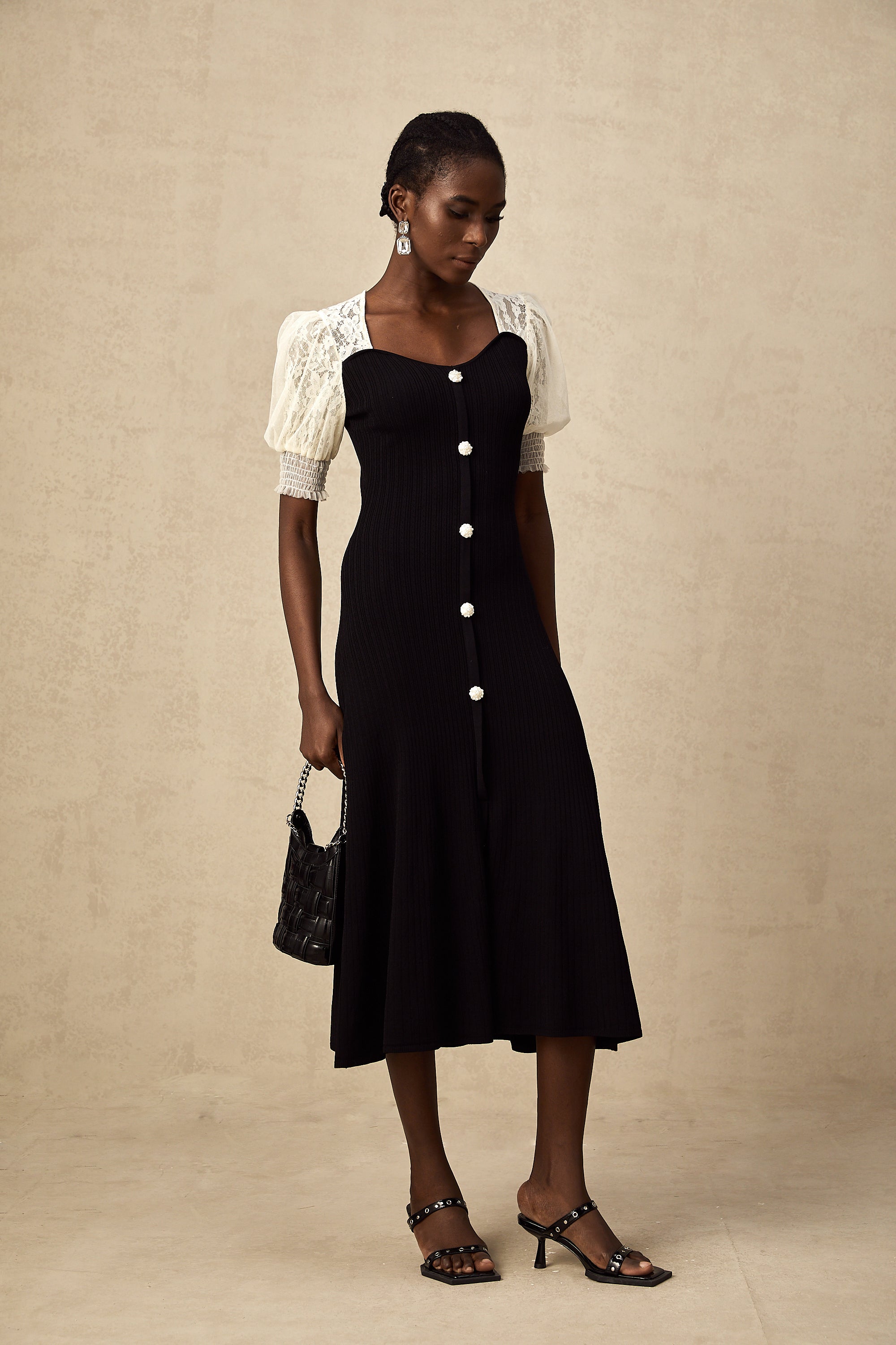 فستان نوا متوسط الطول محبوك ومزين بالدانتيل