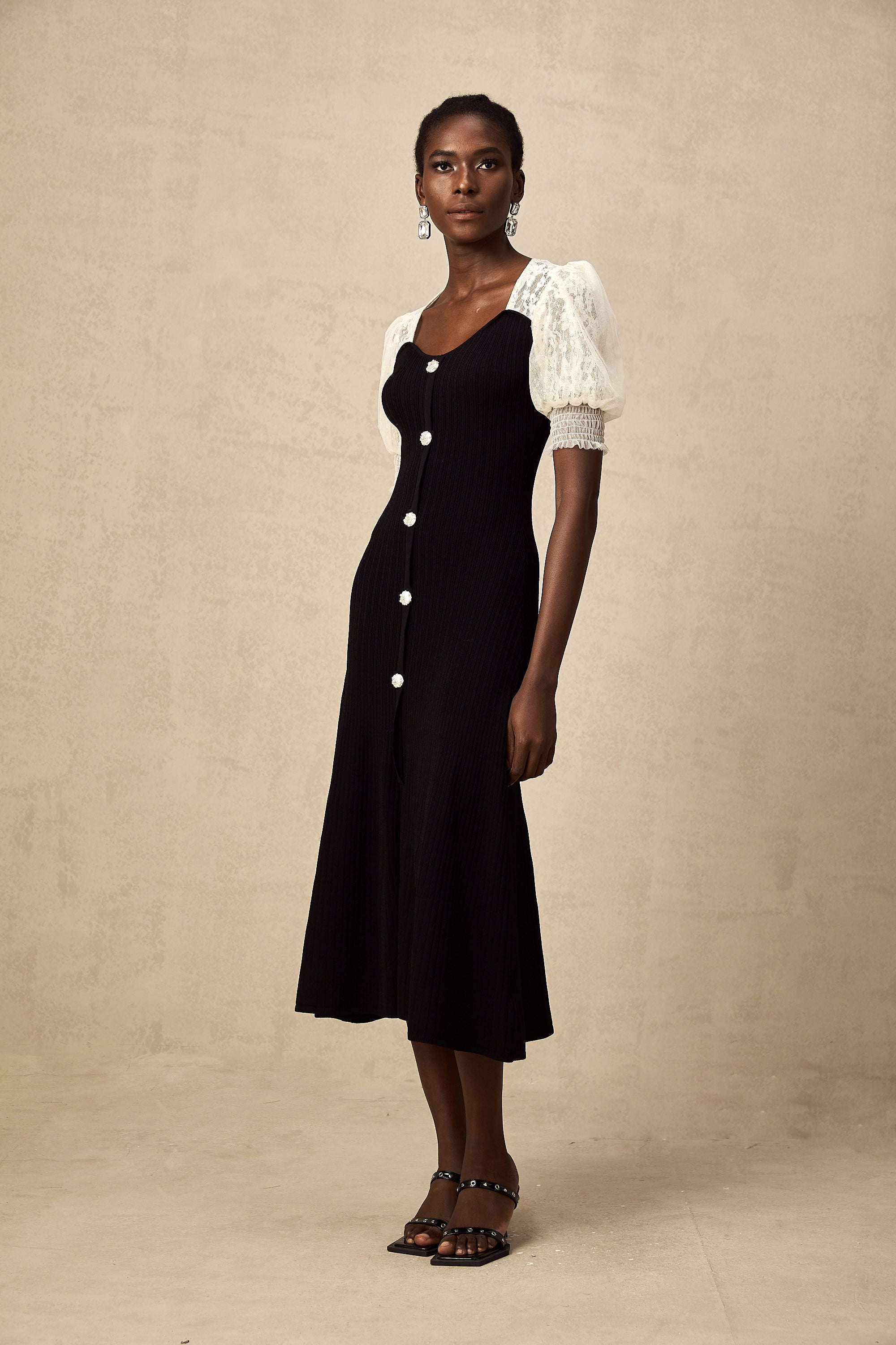 فستان نوا متوسط الطول محبوك ومزين بالدانتيل